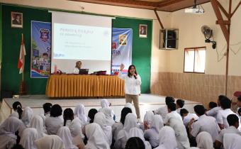 Anggota Bawaslu Kota Surakarta, Poppy Kusuma, saat memberikan pemahaman mengenai demokrasi, Pemilu, partisipasi masyarakat, hingga tantangan demokrasi di era digital di SMP Negeri 24 Surakarta.