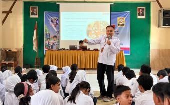 Agus Sulistyo saat memberikan pendidikan demokrasi di SMPN 24 Program Khusus Surakarta