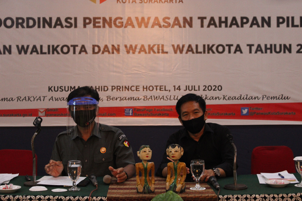 Anggota Komisioner Bawaslu Provinsi Jawa Tengah (Heru Cahyono) Beri Arahan Kepada Pengawas Kecamatan Se-Kota Surakarta pada Hari Selasa (14/07/2020) di Kusuma Sahid Prince Hotel