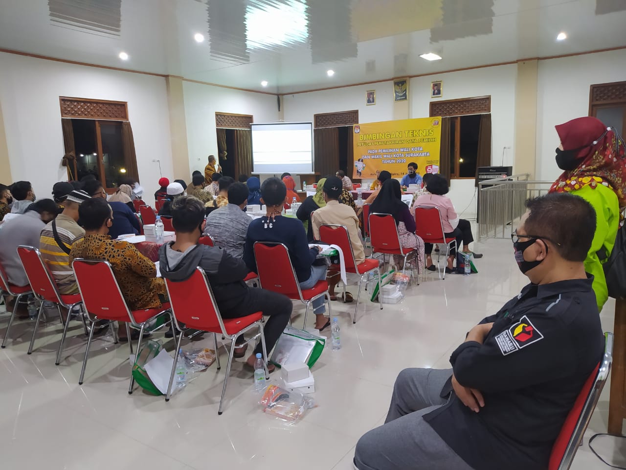 Anggota Bawaslu Solo Agus Sulistyo (Baju hitam) Melakukan Pengawasan Bimtek PPDP didampingi Oleh Pengawas Kecamatan Banjarsari Sandi Arum