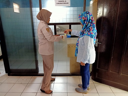 PASTIKAN BEBAS NARKOBA DAN SEHAT RUHANI PANWASCAM SOLO TERPILIH JALANI TES URINE