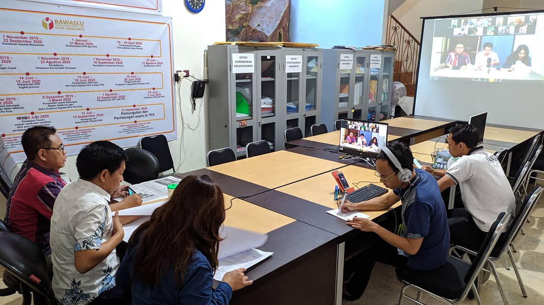 Bawaslu Kota Surakarta Menjalankan Koordinasi Dengan Panwas Tingkat Kecamatan Melalui Sistem Daring (Melawan Covid-19)