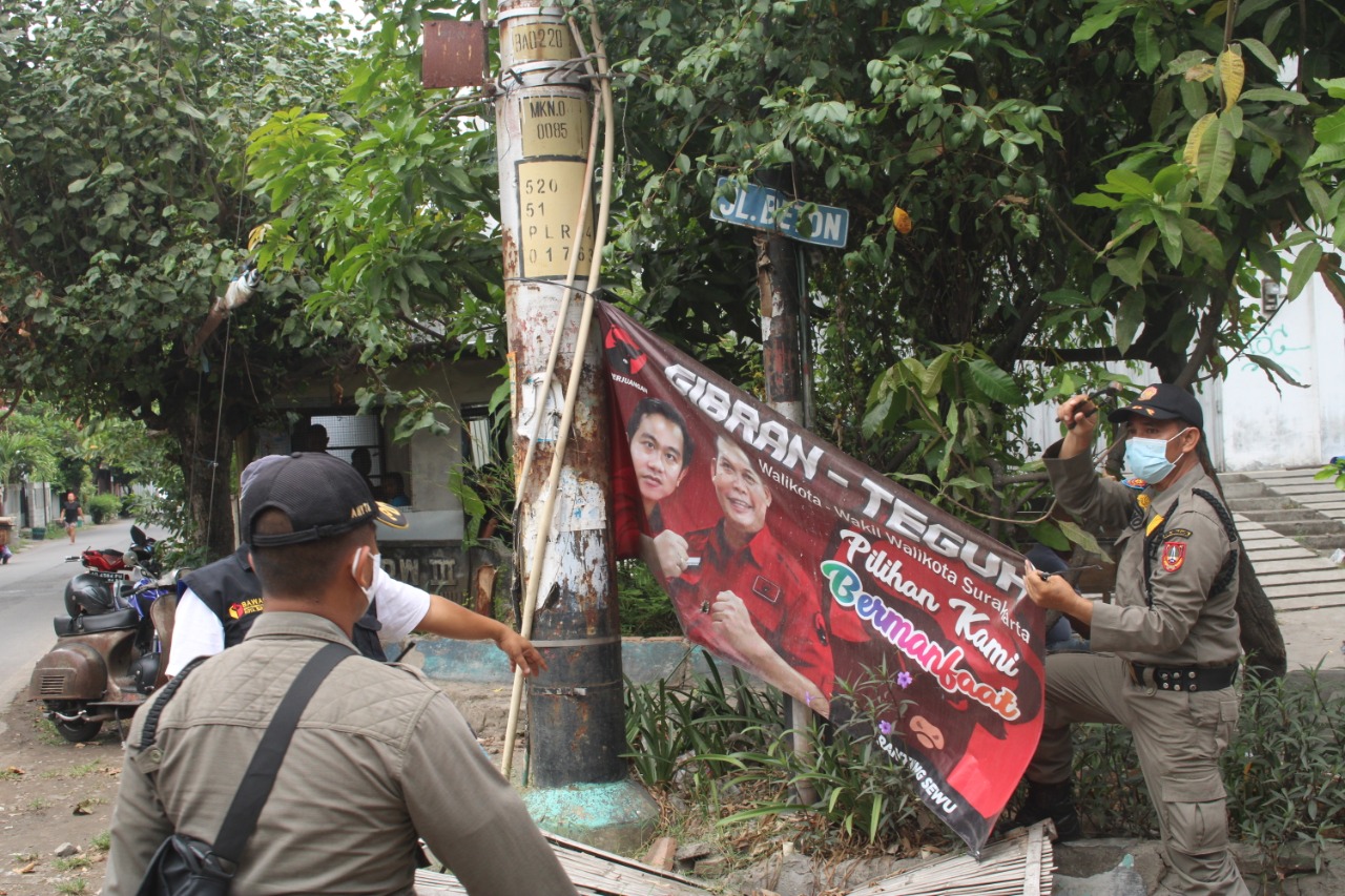 Penertiban terhadap Alat Peraga Kampanye (APK) Oleh Badan Pengawas Pemilihan Umum (Bawaslu) Kota Surakarta bersama tim dari Satuan Polisi Pamong Praja (Satpol PP) Kota Surakarta (Part 2)