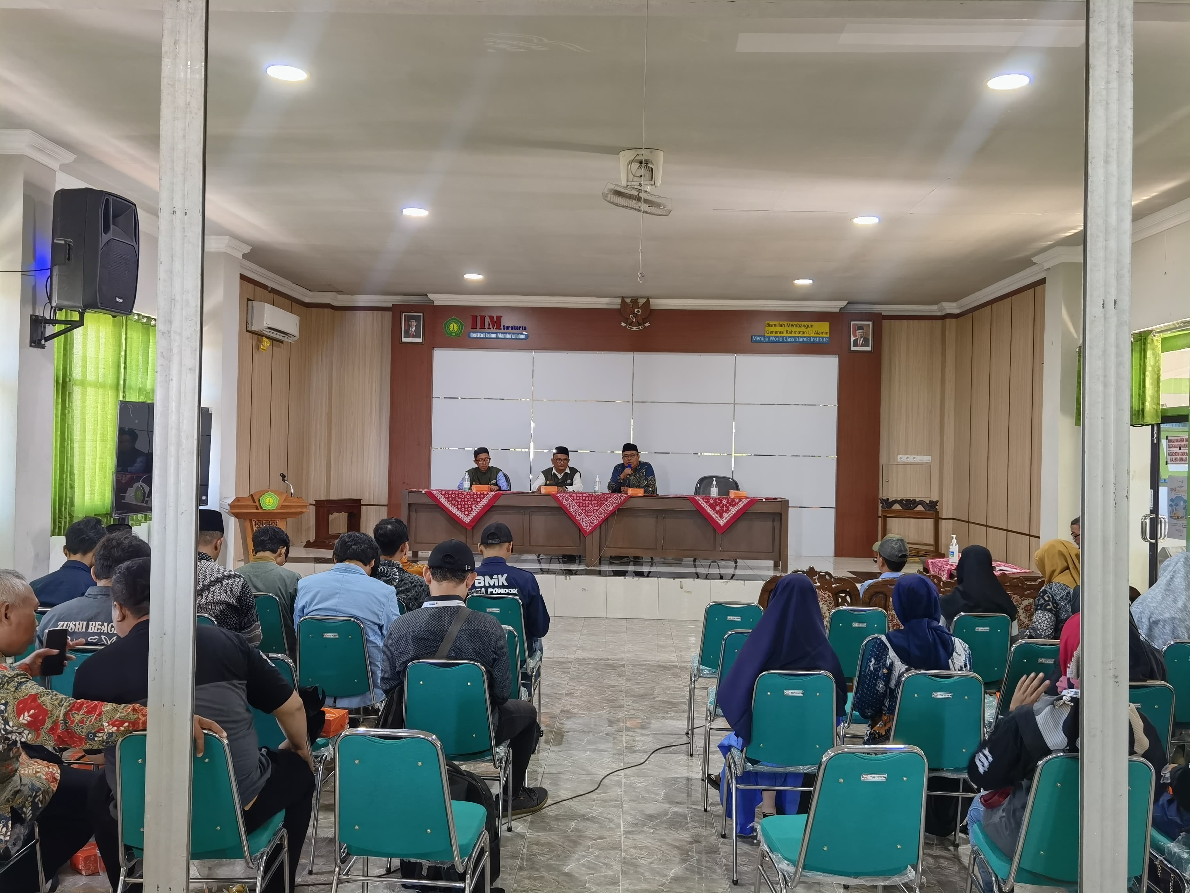 Anggota Bawaslu Kota Surakarta saat Acara Goes to Campus 2024, di Kampus intitut Islam Mamba’ul Ulum Surakarta, Sabtu, (13/1/2024)