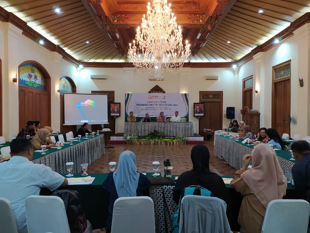 Anggota Bawaslu Surakarta saat membuka Rakernis Pengawasan Penyusunan Dan Pemutakhiran Data Pemilihan Pada Pemilihan Kepala Daerah 2024 di Kusuma Sahid Prince Hotel (24/06/24)