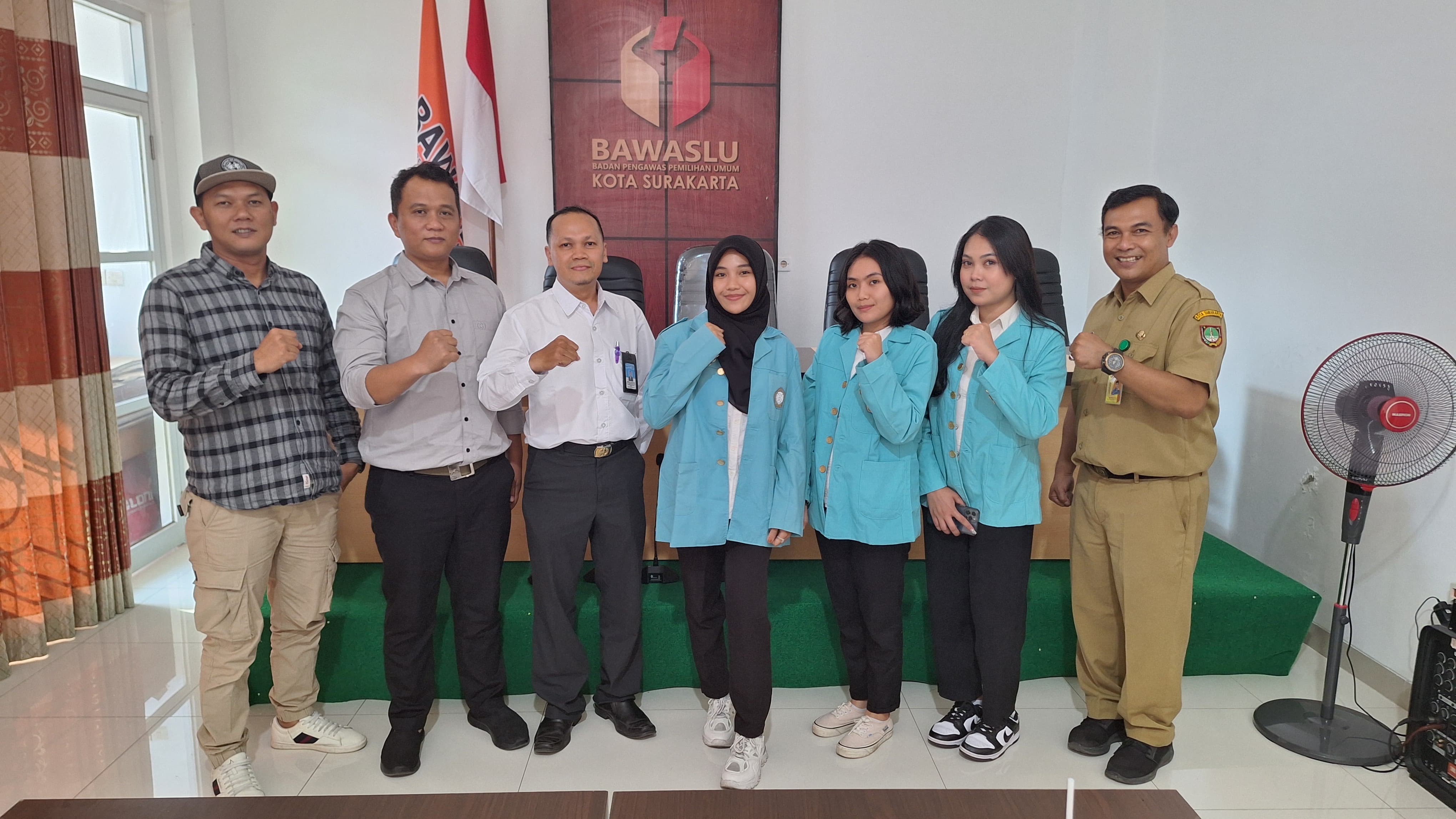 Foto bersama penerimaan mahasiswa magang Kordiv SDMO, Kordiv HPS, Dosen Pebimbing, Mahasiswa Magang dan Korsek Bawaslu Kota Surakarta