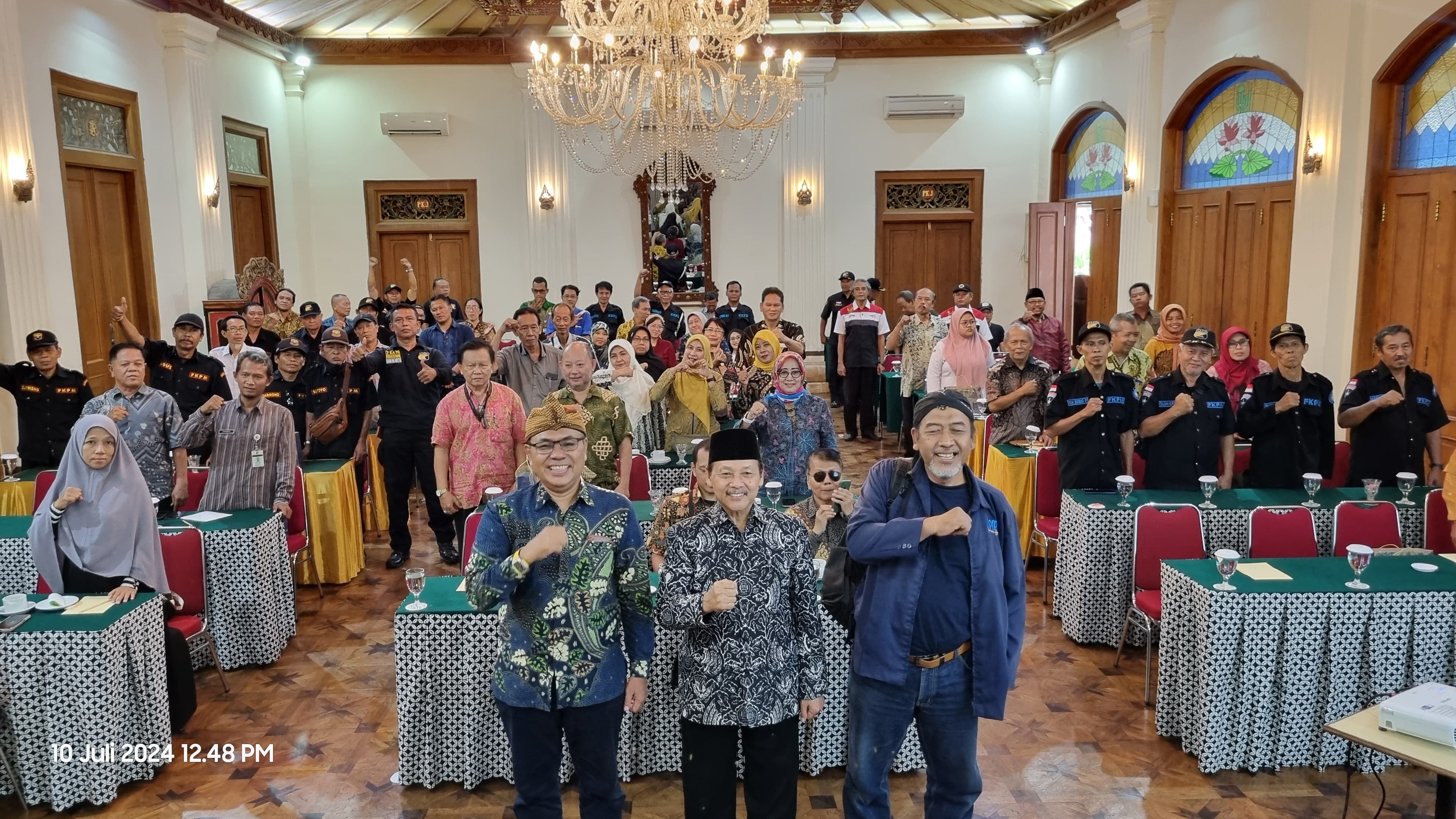 Foto bersama Anggota Bawaslu Surakarta, Agus Sullistyo (kiri), Prof. H. Amir Junaidi (Tengah) dan Rahadi, S. Pd (Kanan)