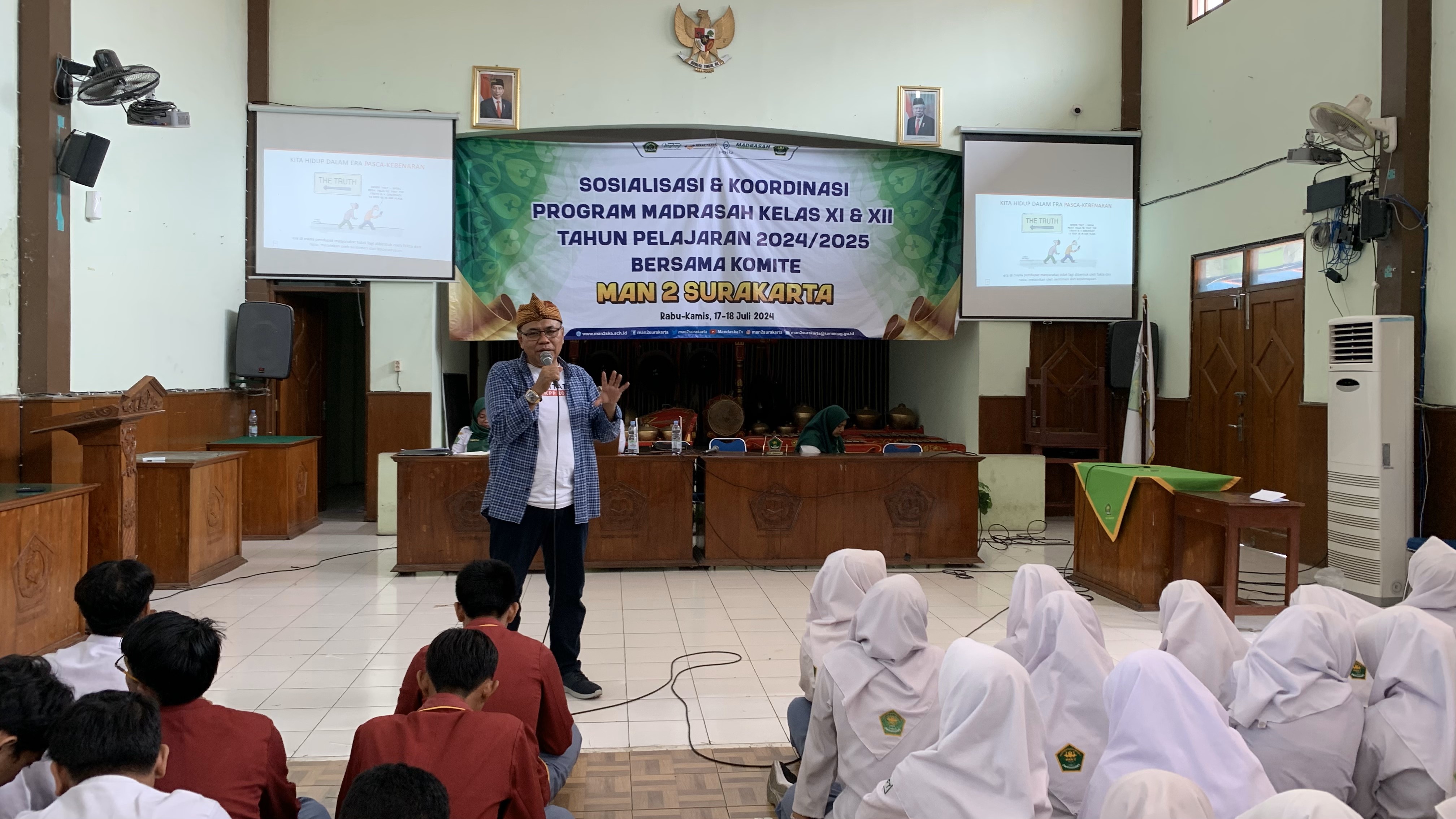 Anggota Bawaslu Surakarta (Kordiv P2H), Agus Sulistyo saat memberikan sosialisasi di MAN 2 Surakarta