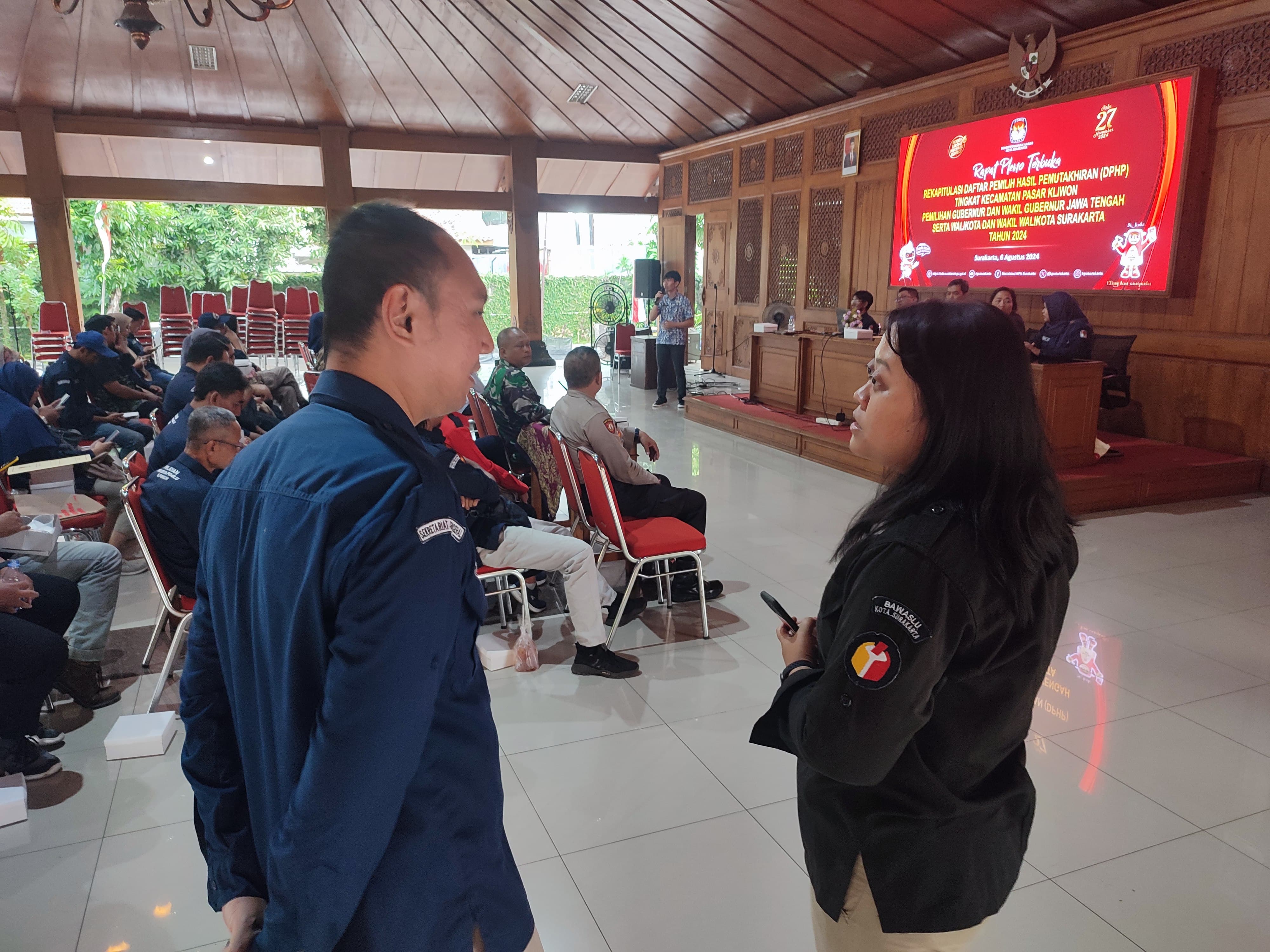 Staf Bawaslu Kota Surakarta lakukan koordinasi dengan staf KPU Surakarta