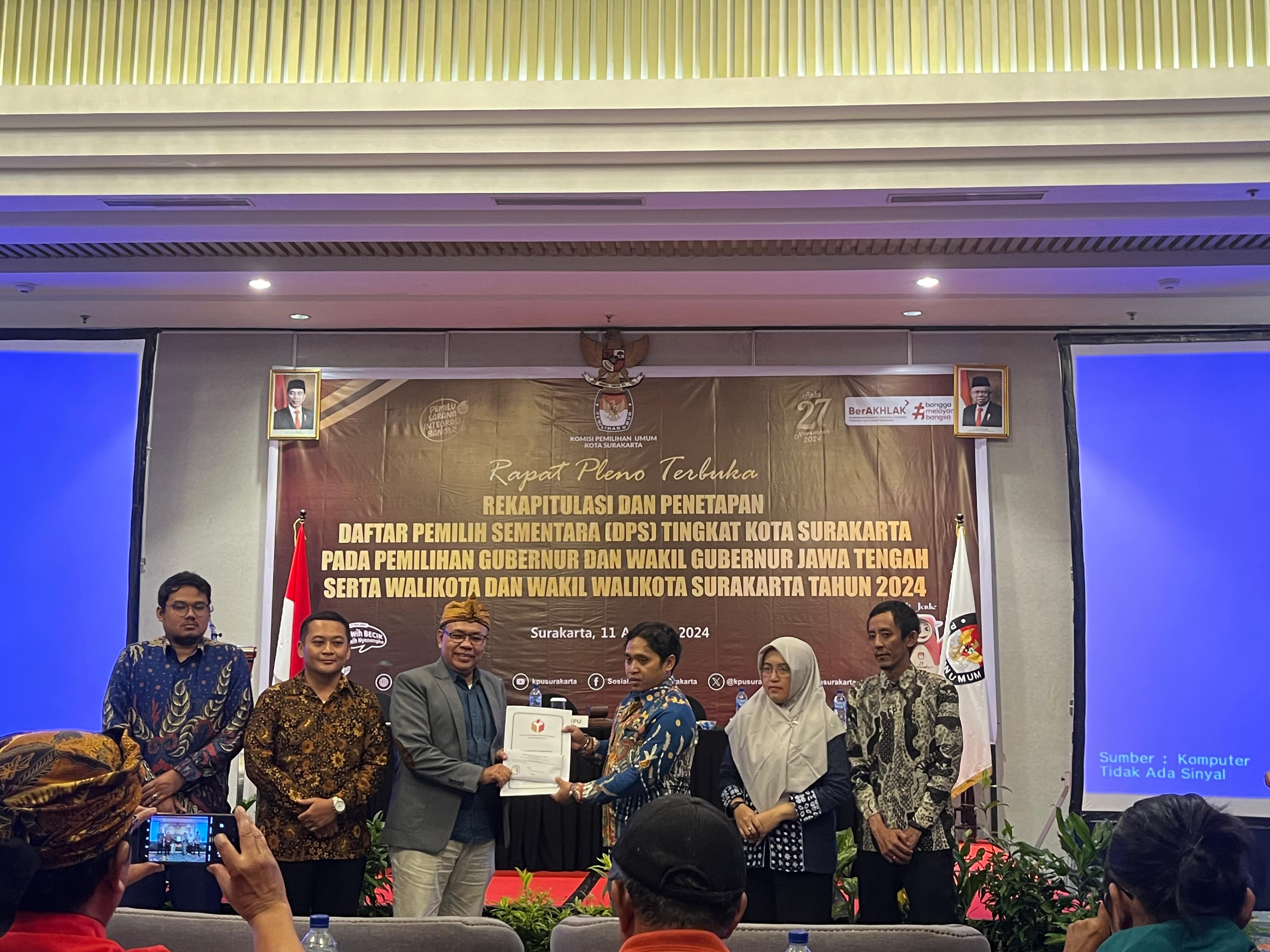 Anggota Bawaslu Kota Surakarta, Agus Sulistyo sampaikan saran perbaikan hasil pengawasan coklit kepada Ketua dan Anggota KPU Kota Surakarta