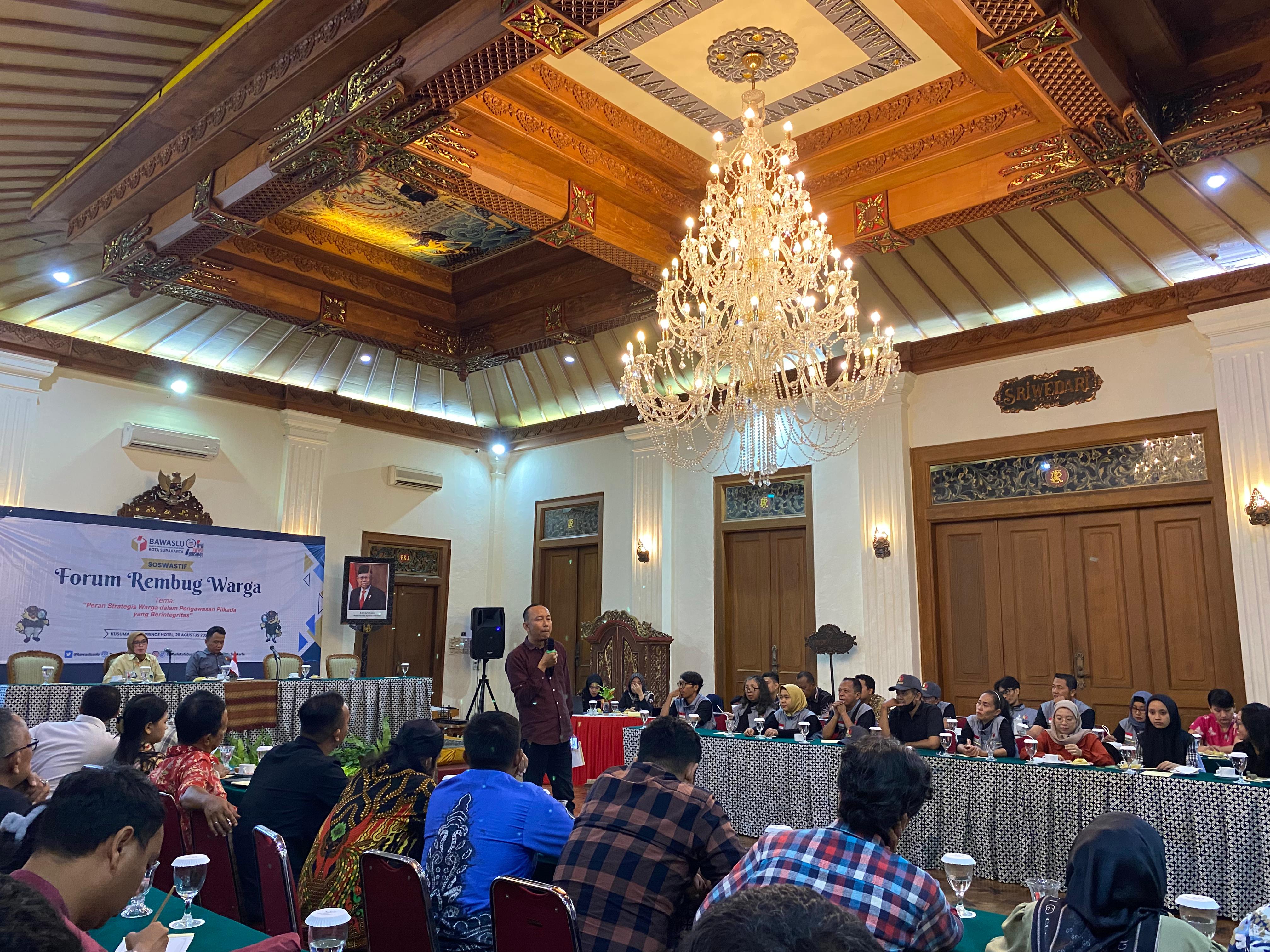 Narasumber Arif Nuryanto saat memberikan paparan materi kepada peserta sosialisasi pengawasan partisipatif