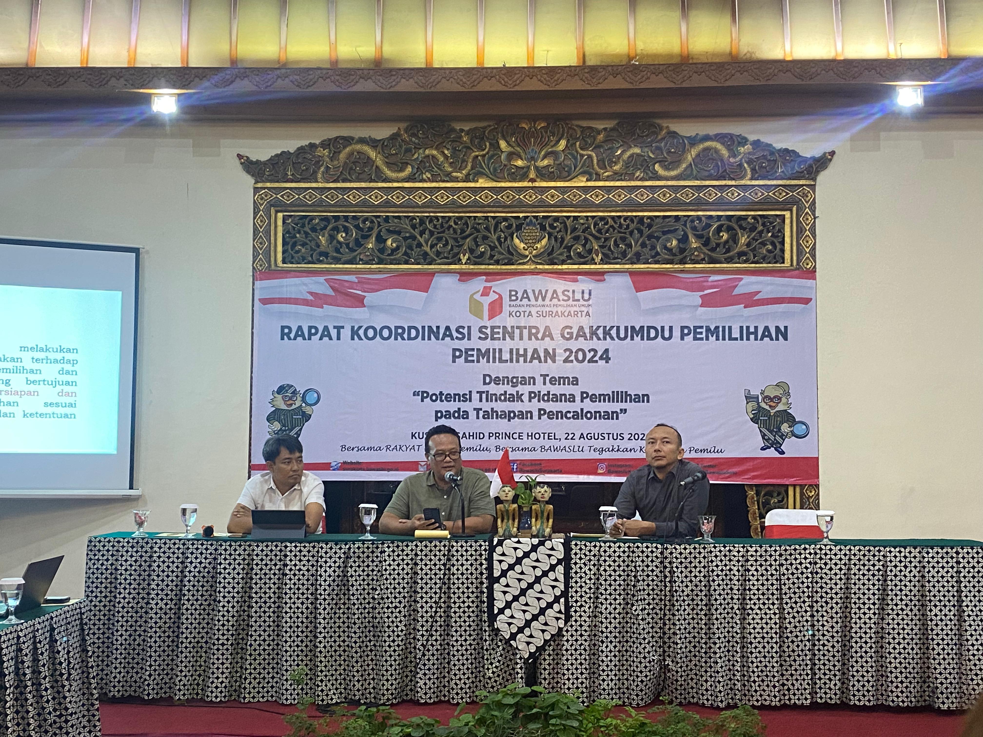 AKP Raya Sumirang (kiri), Fajar SAKA (tengah) sebagai narasumber dan Arif Nuryanto (kanan) sebagai moderator saat memberikan pemaparan materi