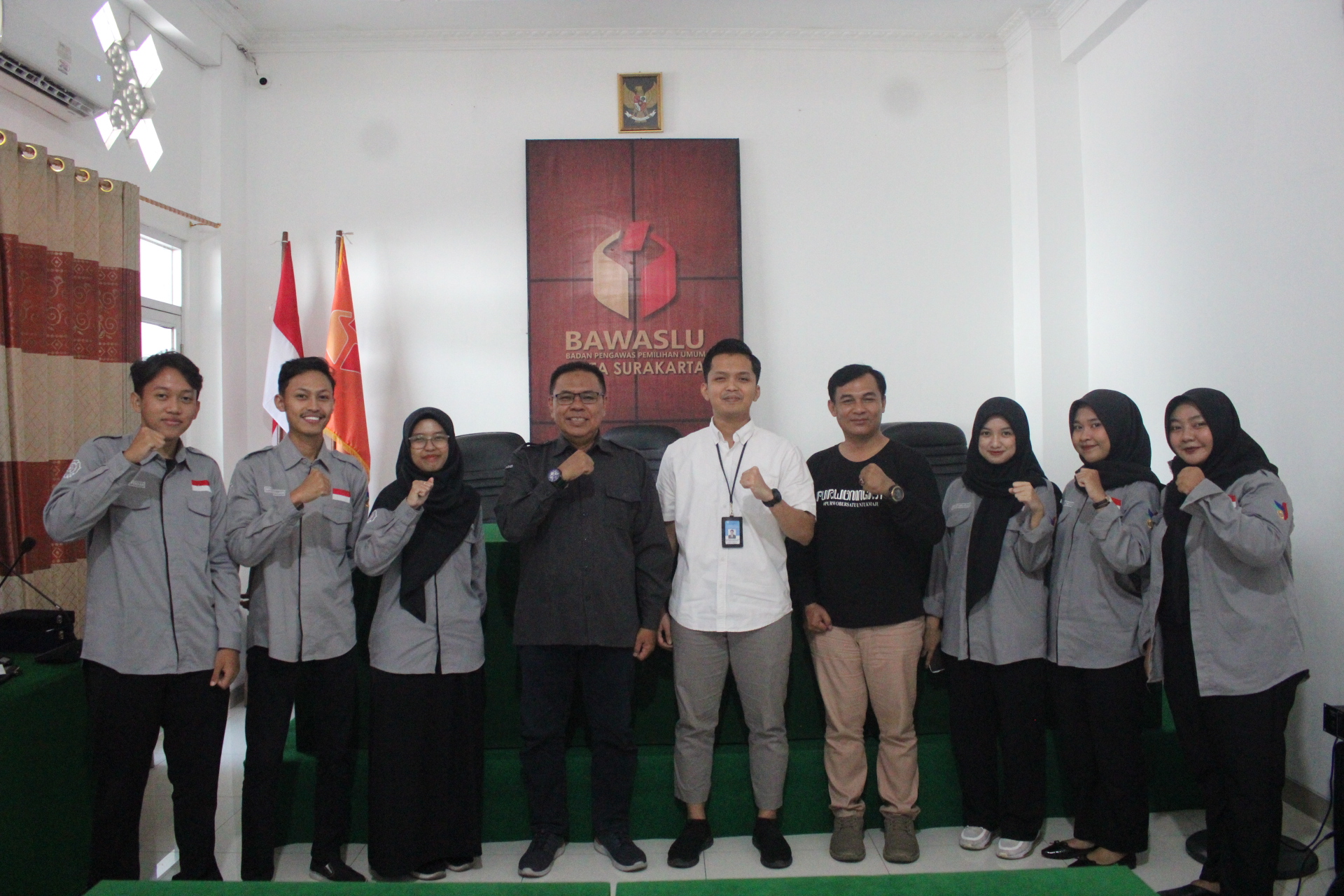 Foto bersama penerimaan mahasiswa magang Kordiv P2H, Dosen Pebimbing, Mahasiswa Magang dan Korsek Bawaslu Kota Surakarta