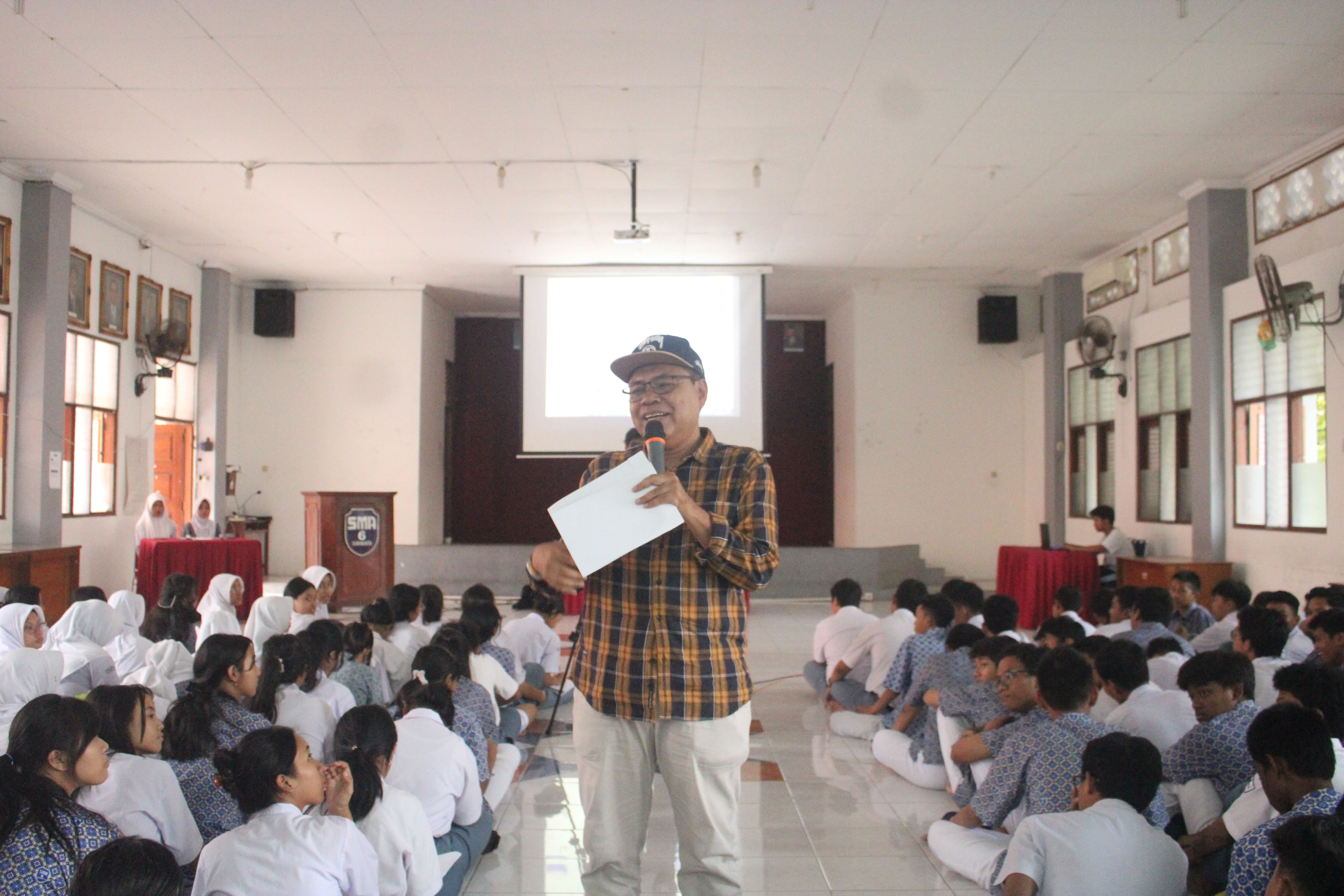 Agus Sulistyo, Kordiv P2H Bawaslu Kota Surakarta saat menjadi narasumber di SMA N 6 Surakarta