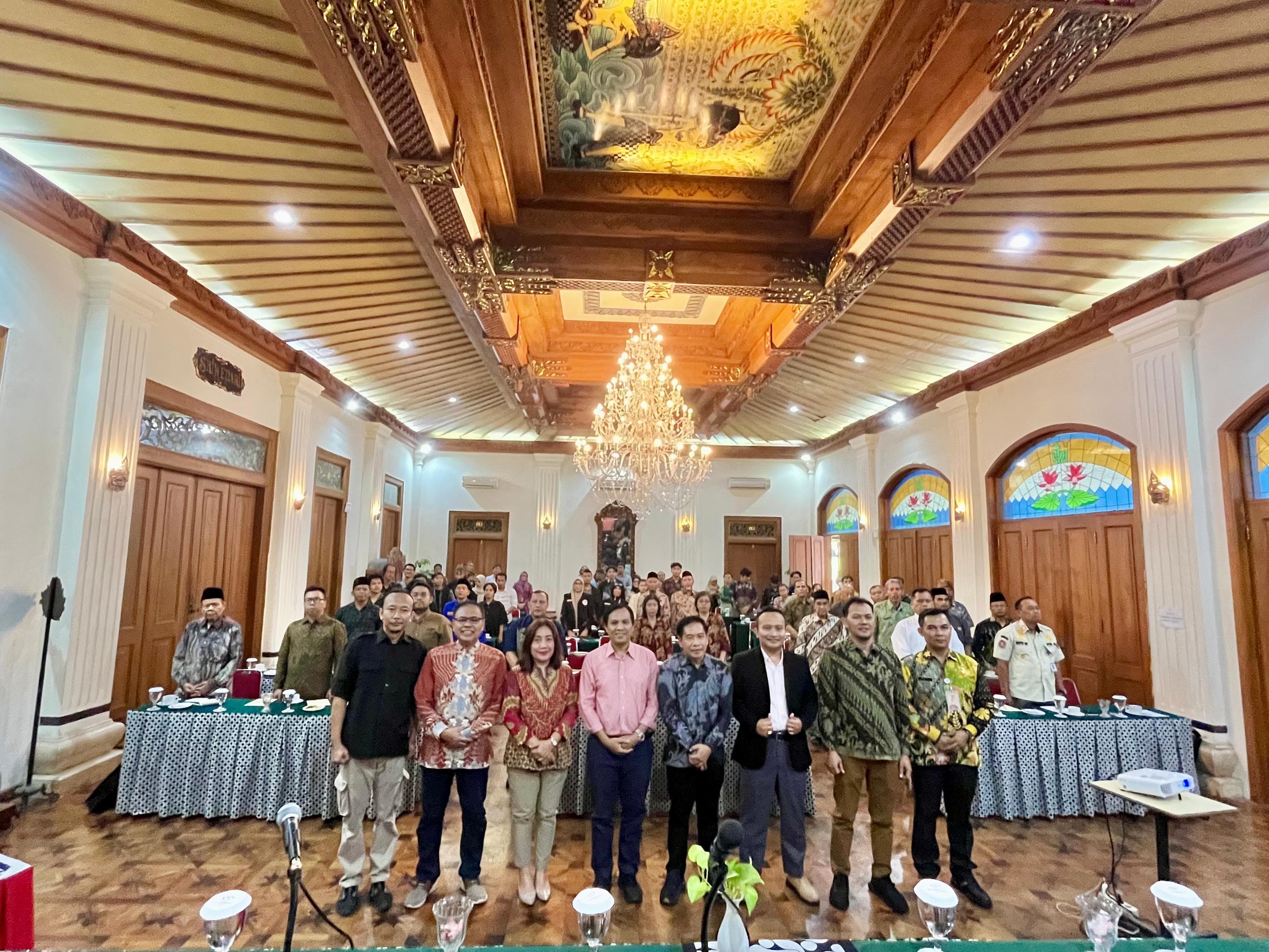 Foto Ketua dan Anggota Bawaslu Surakarta Bersama dengan Narasumber dan Peserta