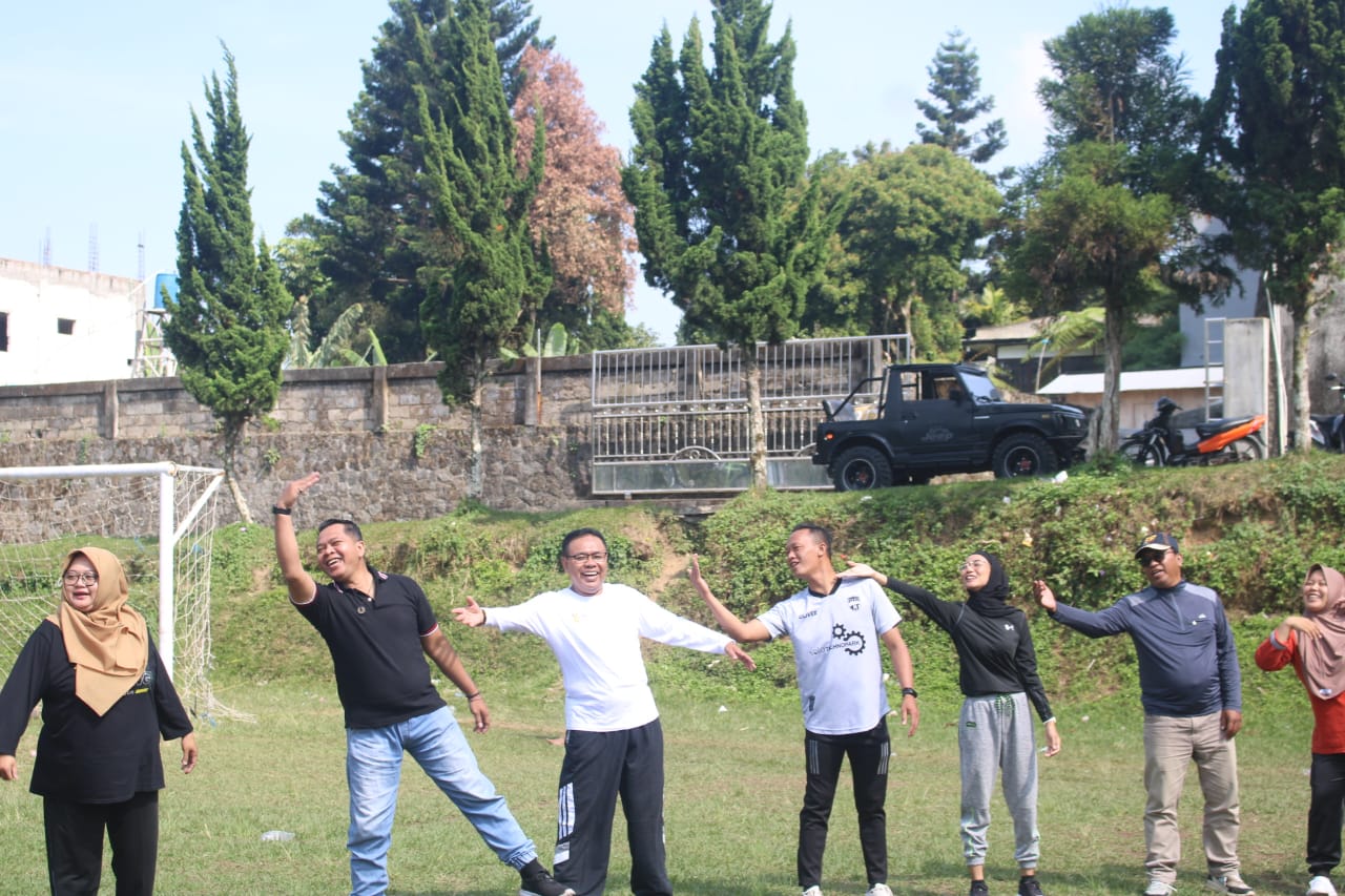 acara penguatan soft skill bagi jajaran Ad Hoc di area outdoor