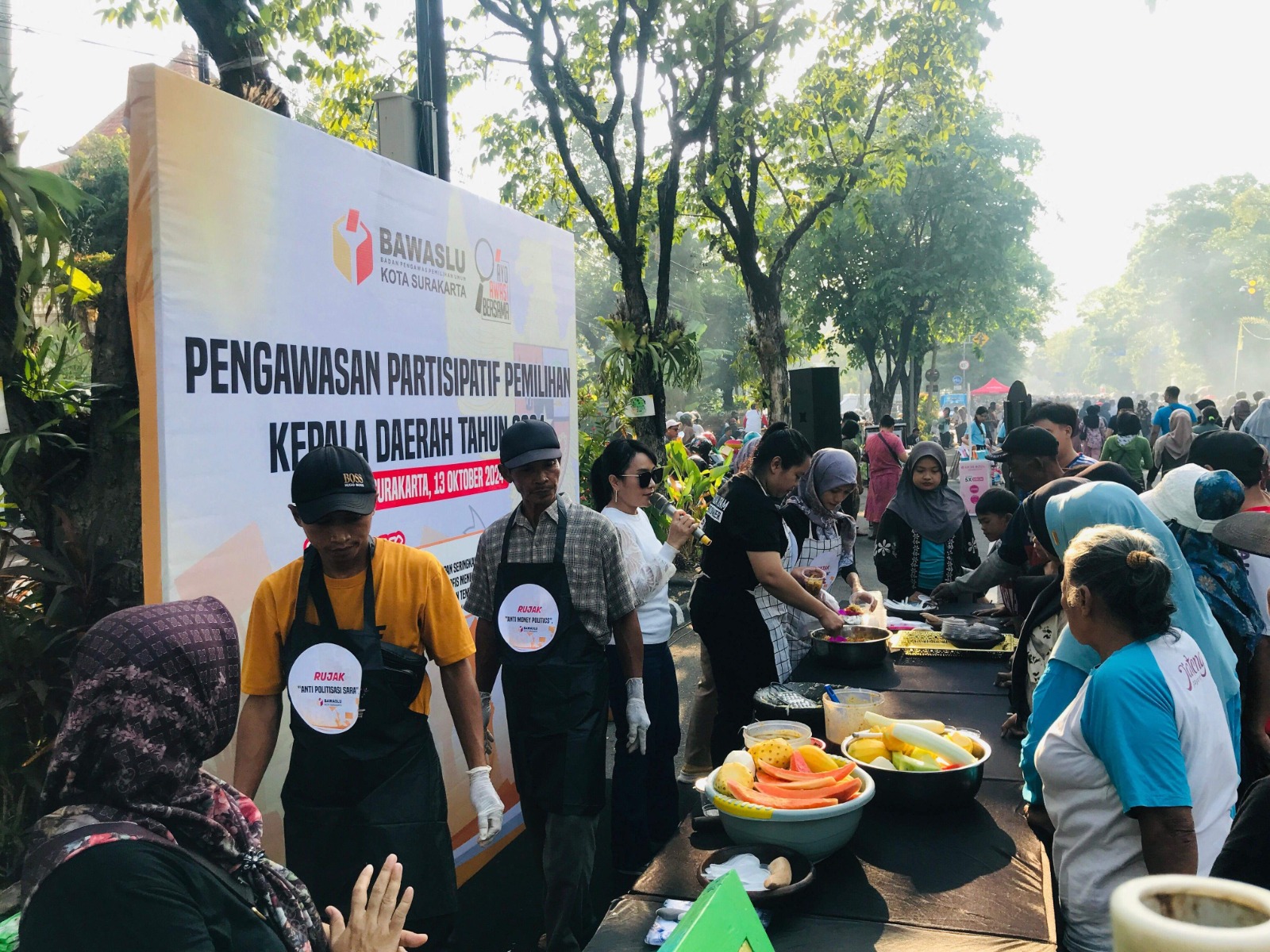Kerumunan dan antusias masyarakat terhadap rujak anti money politik, anti hoax dan anti sara di stand Bawaslu CFD Solo