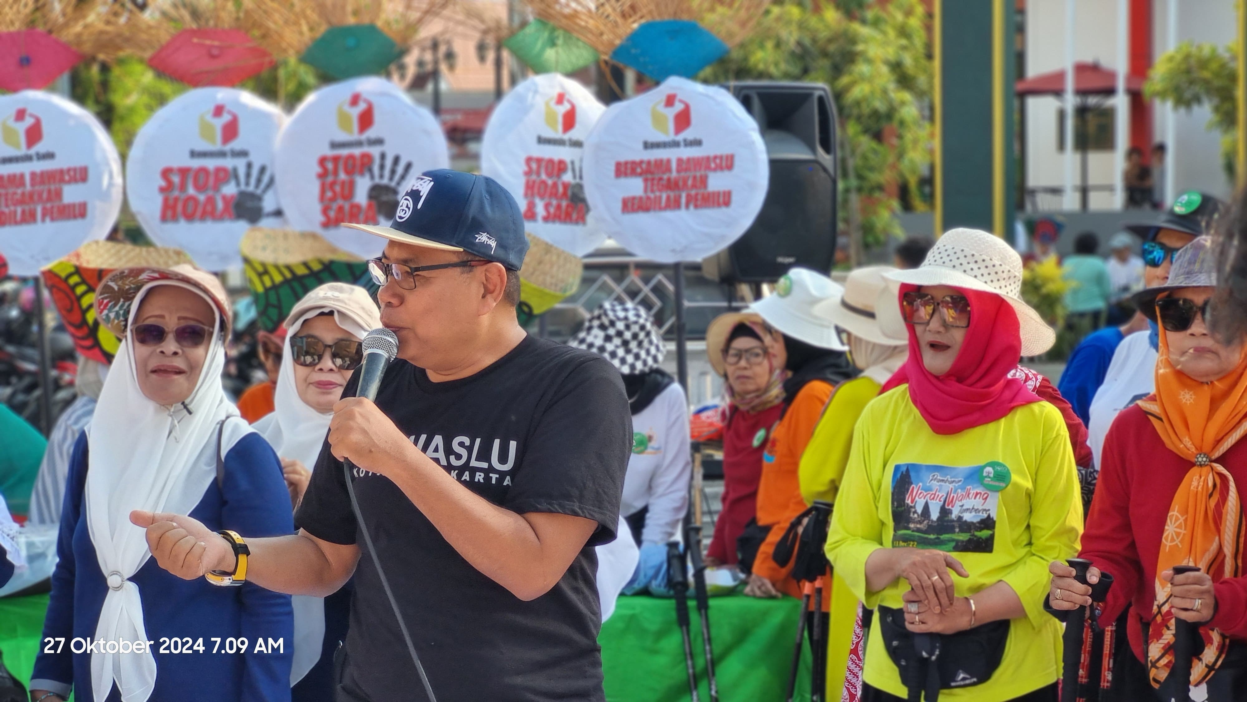 Agus Sulistyo, Anggota Bawaslu Kota Surakarta saat memberikan sosialisasi dikerumunan CFD