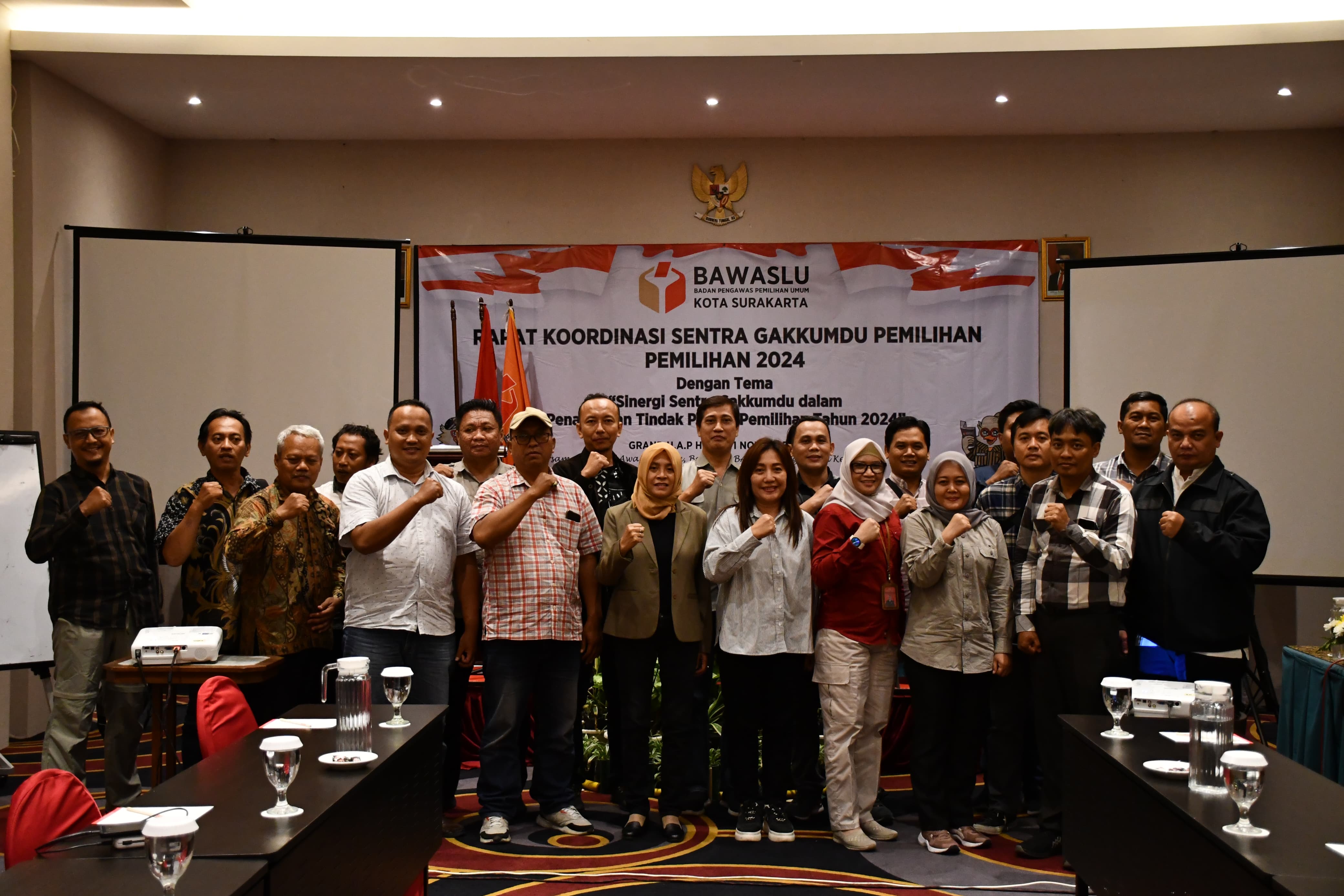 Foto Bersama Anggota Gakkumdu Surakarta dan Pengawas Kecamatan