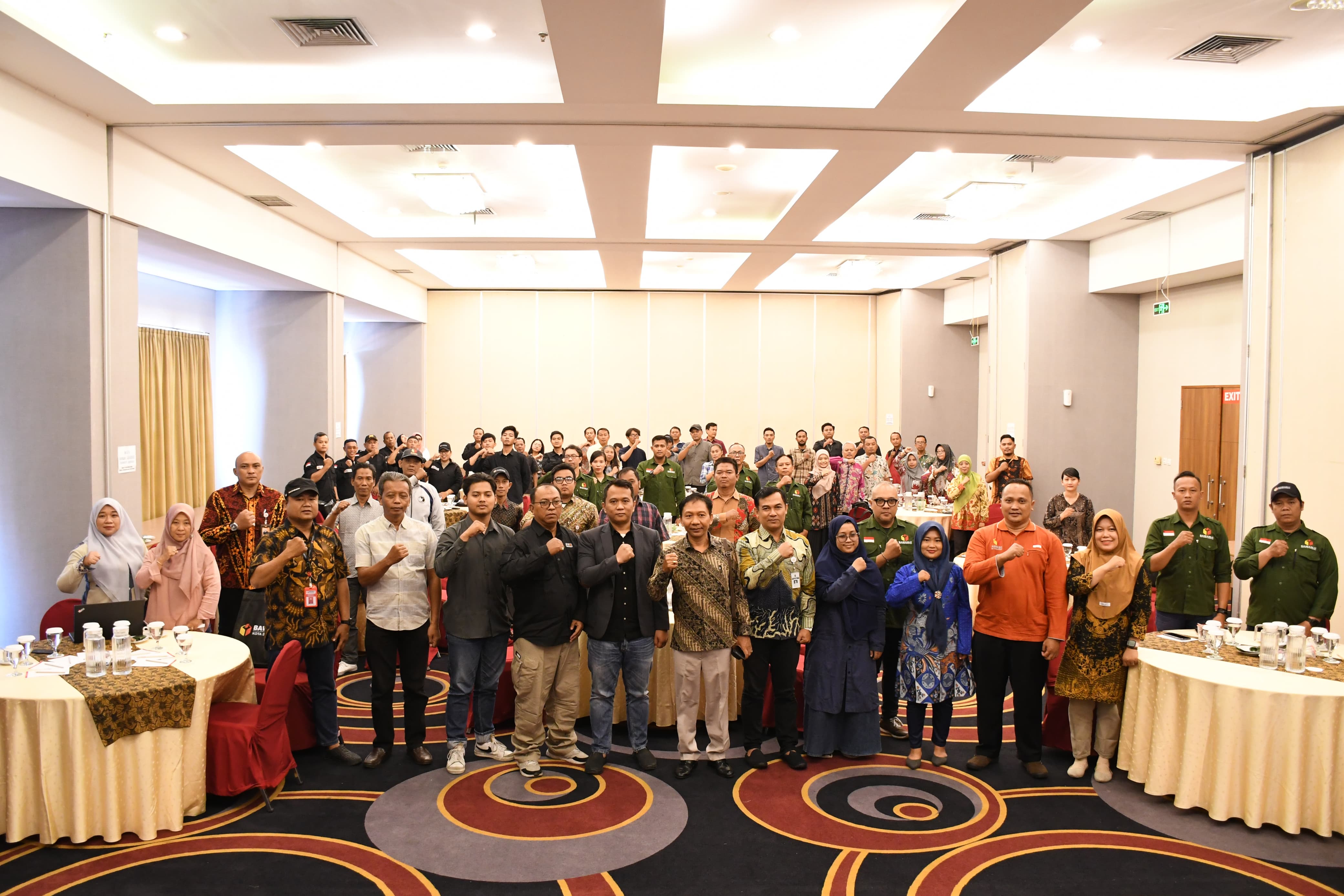 Foto Bersama dengan peserta undangan dan naasumber