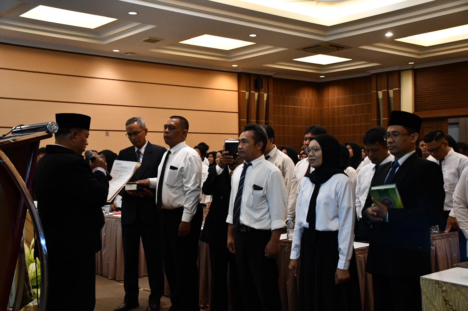 Prosesi Pengambilan sumpah/janji Pengawas TPS pada saat Pelantikan