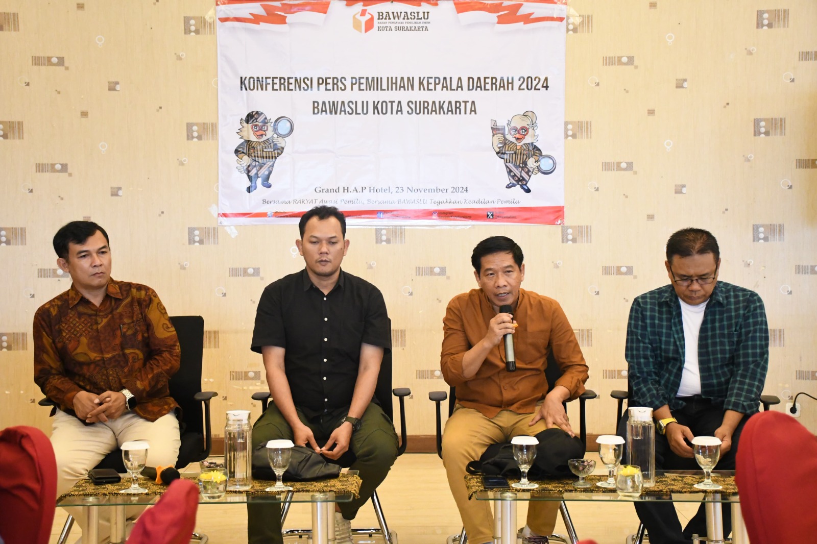 Ketua dan Anggota Bawaslu Kota Surakarta saat melakukan Konferensi Pers