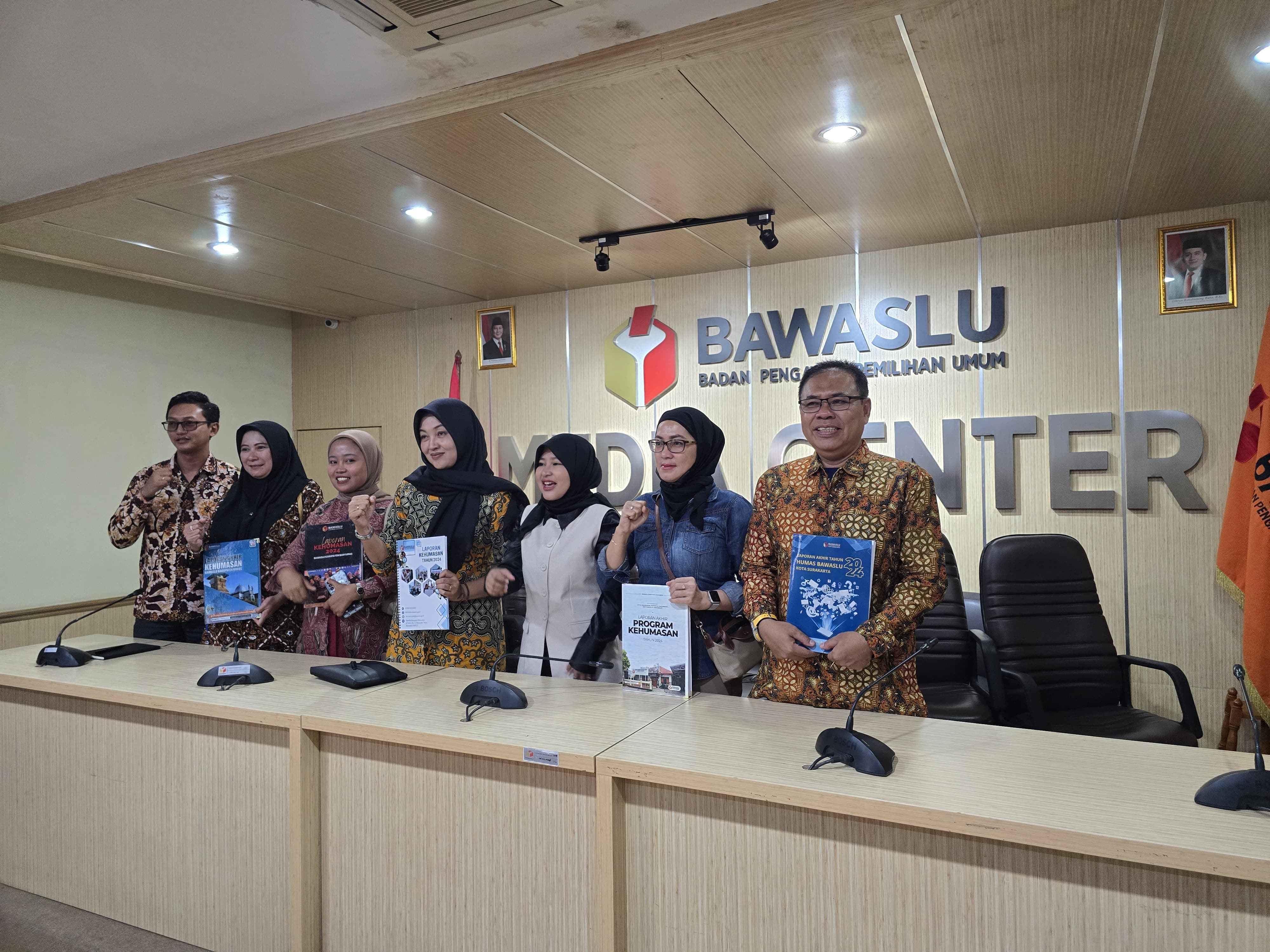 Foto Bersama Anggota Bawaslu Kota Surakarta, Agus Sulistyo beserta Kordiv P2H Bawaslu Kab/Kota Se Jawa Tengah bersama Tenaga Ahli Bawaslu RI, Apriyanti Marwah