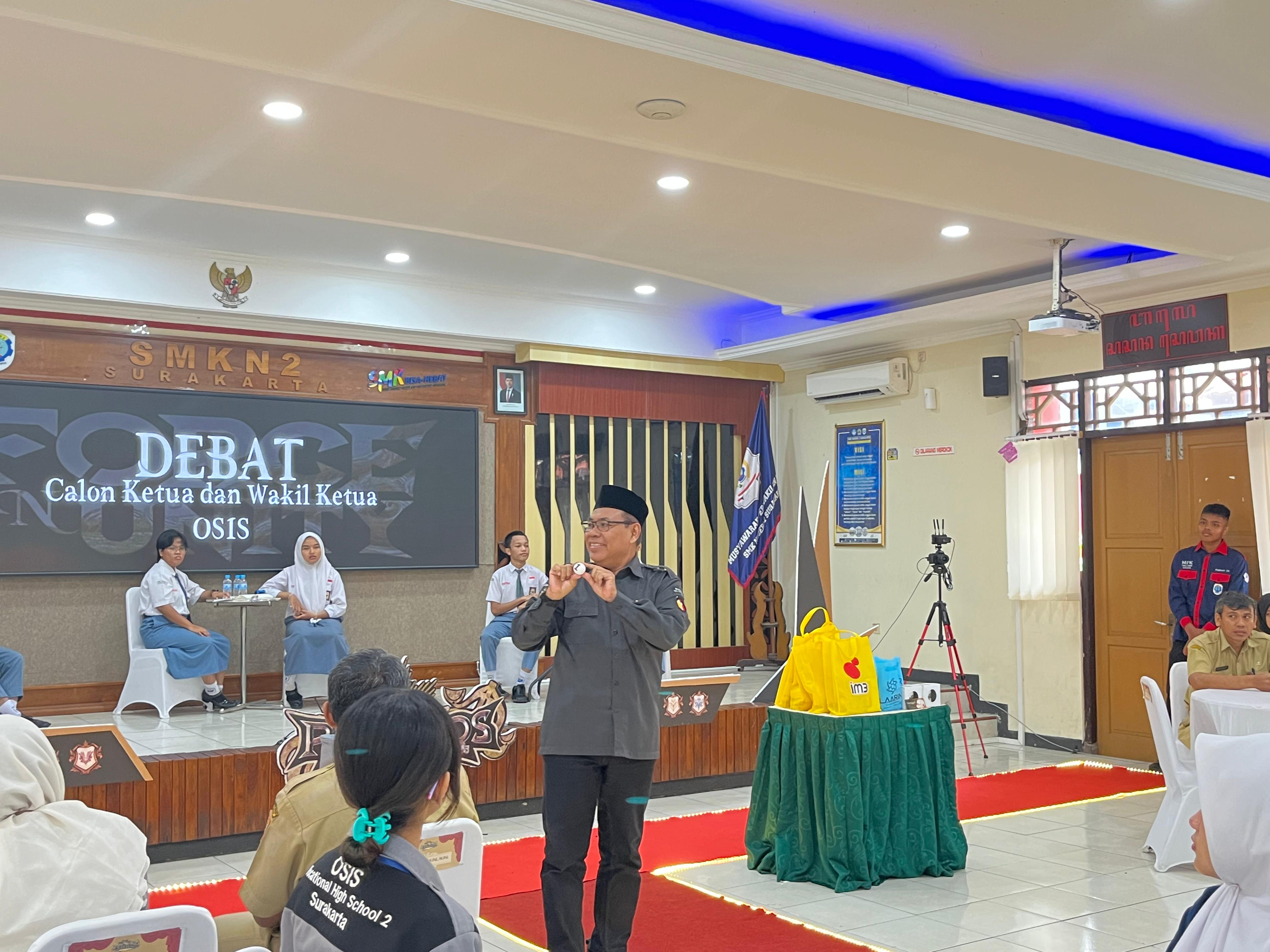 Anggota Bawaslu Kota Surakarta, Agus Sulistyo saat menjadi panelis dalam Pemlihan Ketua dan Wakil Ketua Osis SMK N 2 Surkarta