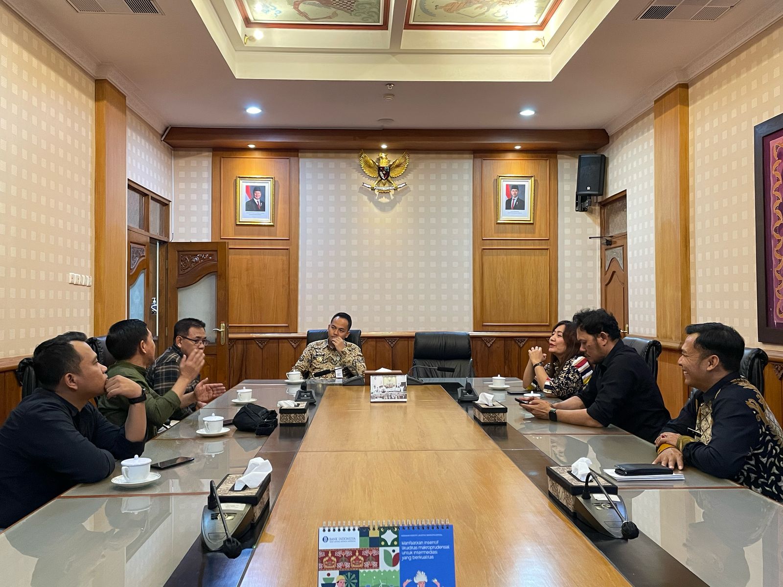 Ketua dan Anggota Bawaslu Kota Surakarta beserta Koordinator Sekretariat saat audiensi dengan Walikota