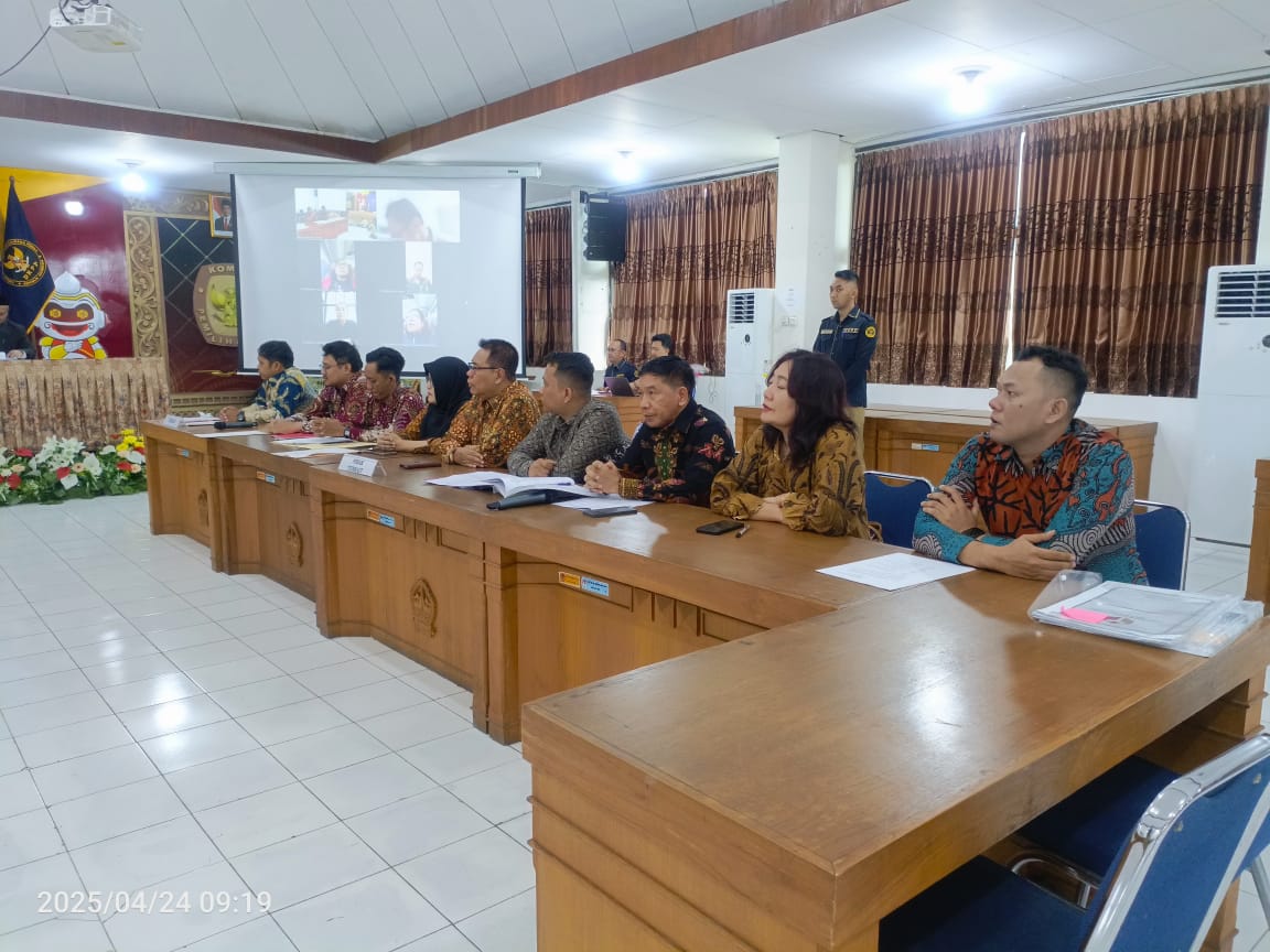 Ketua dan Anggota Bawaslu Kota Surakarta saat hadir dalam sidang dugaan pelanggaran kode etik penyelenggara Pemilu KPU Kota Surakarta sebagai Pihak Terkait di KPU Prov Jateng