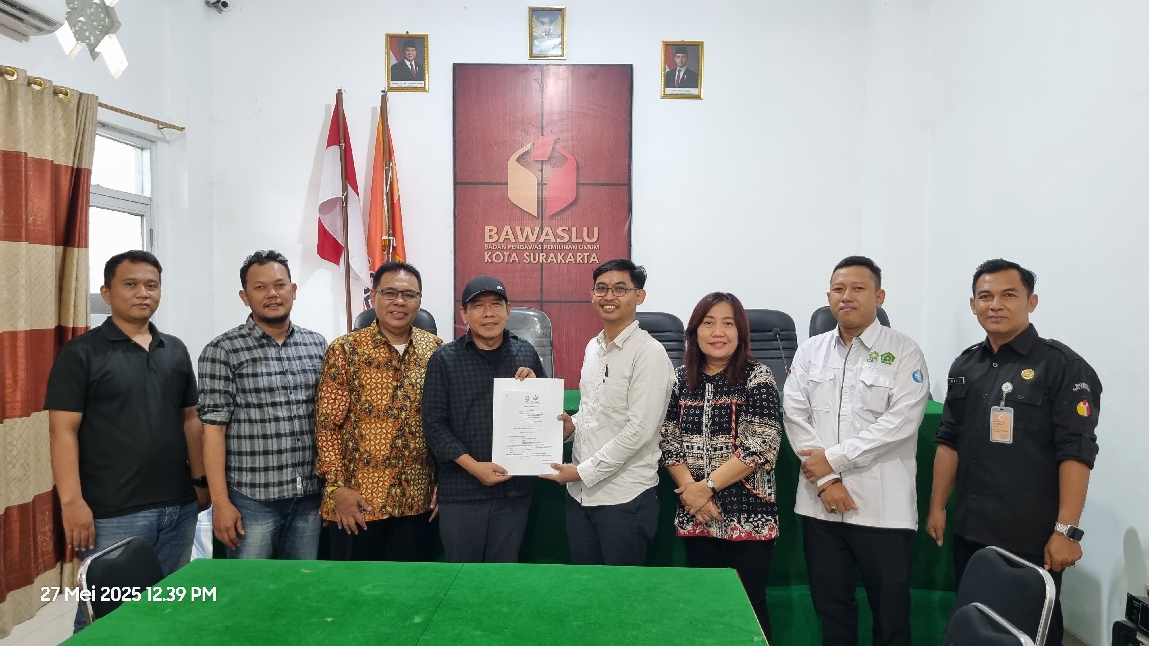 Foto Bersama setelah penandatangan MoU, Ketua dan Anggota Bawaslu Kota Surakarta dan UIN RM Surakarta