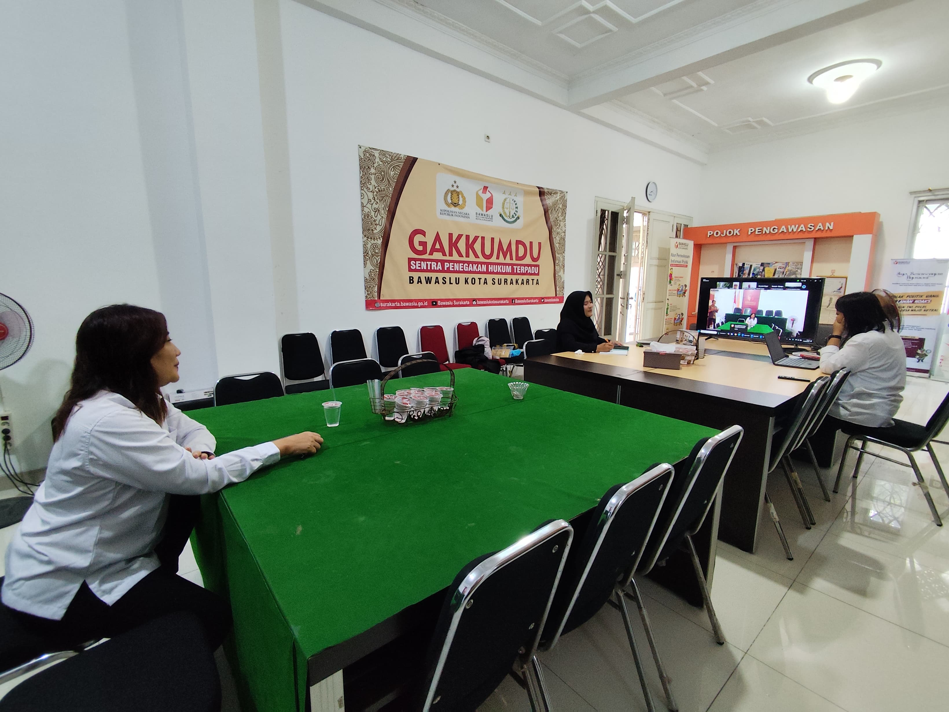 Poppy Kusuma (Kordiv PP dan Datin) beserta staf saat mengikuti zoom sosialisasi monev KIP 2025