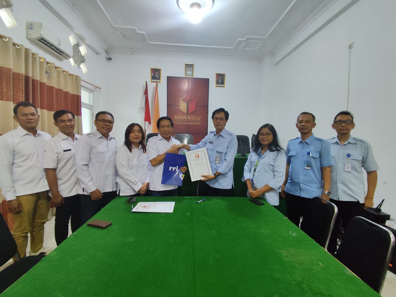 Foto Bersama Bawaslu Kota Surakarta dan RRI Surakarta usai tandatangan MoU 