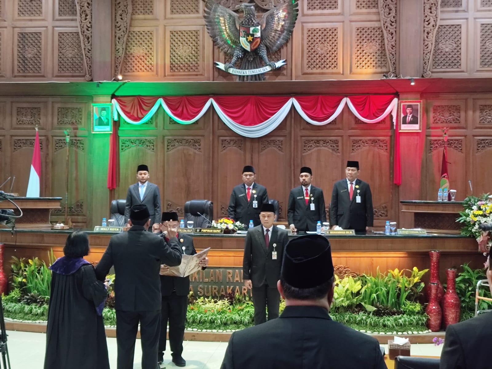 prsosesi pengambilan sumpah janji PAW anggota DPRD Slamet Widodo