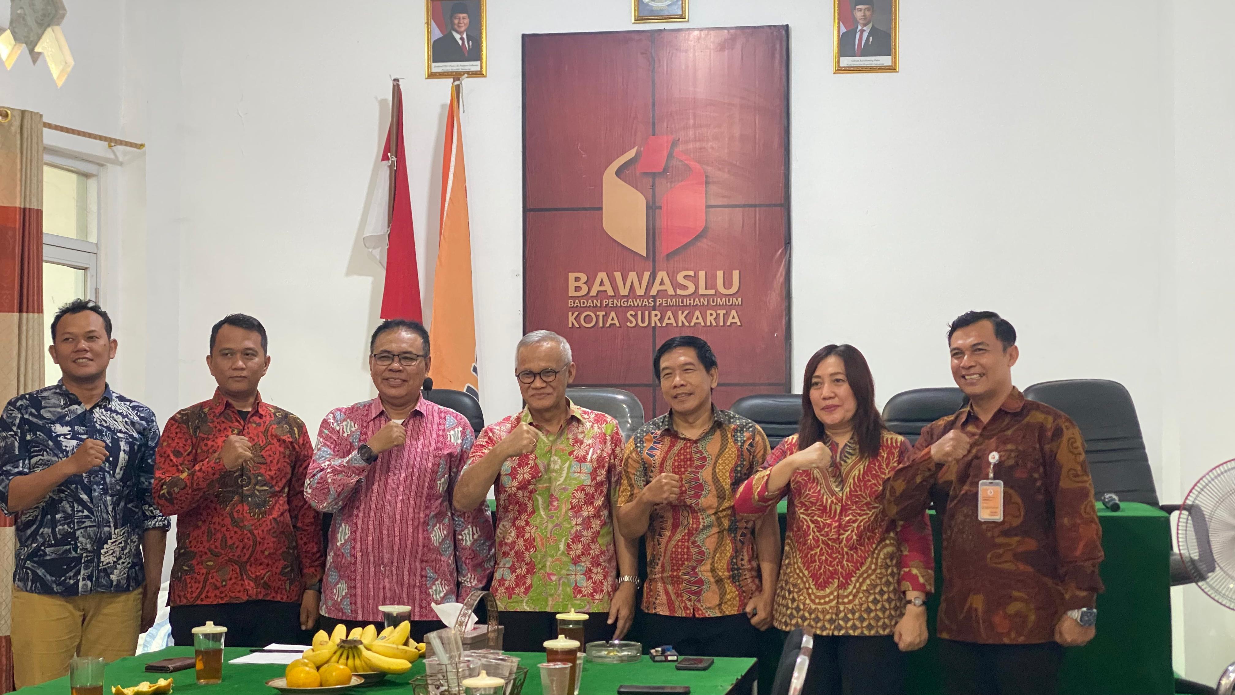 foto bersama ketua dan agota bawaslu kota surakara dengan Aria Bima