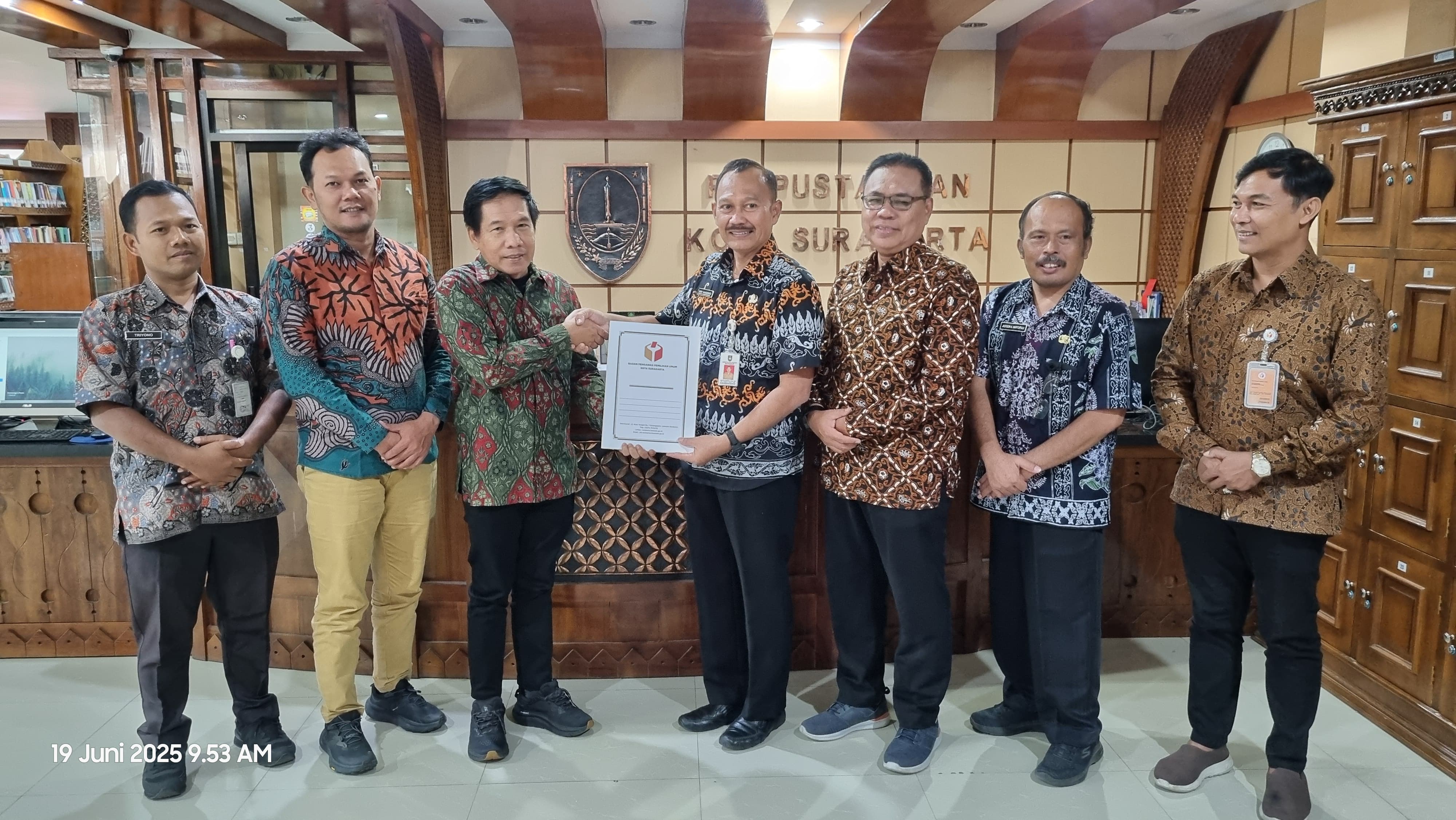 foto bersama setelah penandatanganan MoU dan PKS antara Bawaslu dan Dinas Perpustakaan dan Kearsipan Kota Surakarta