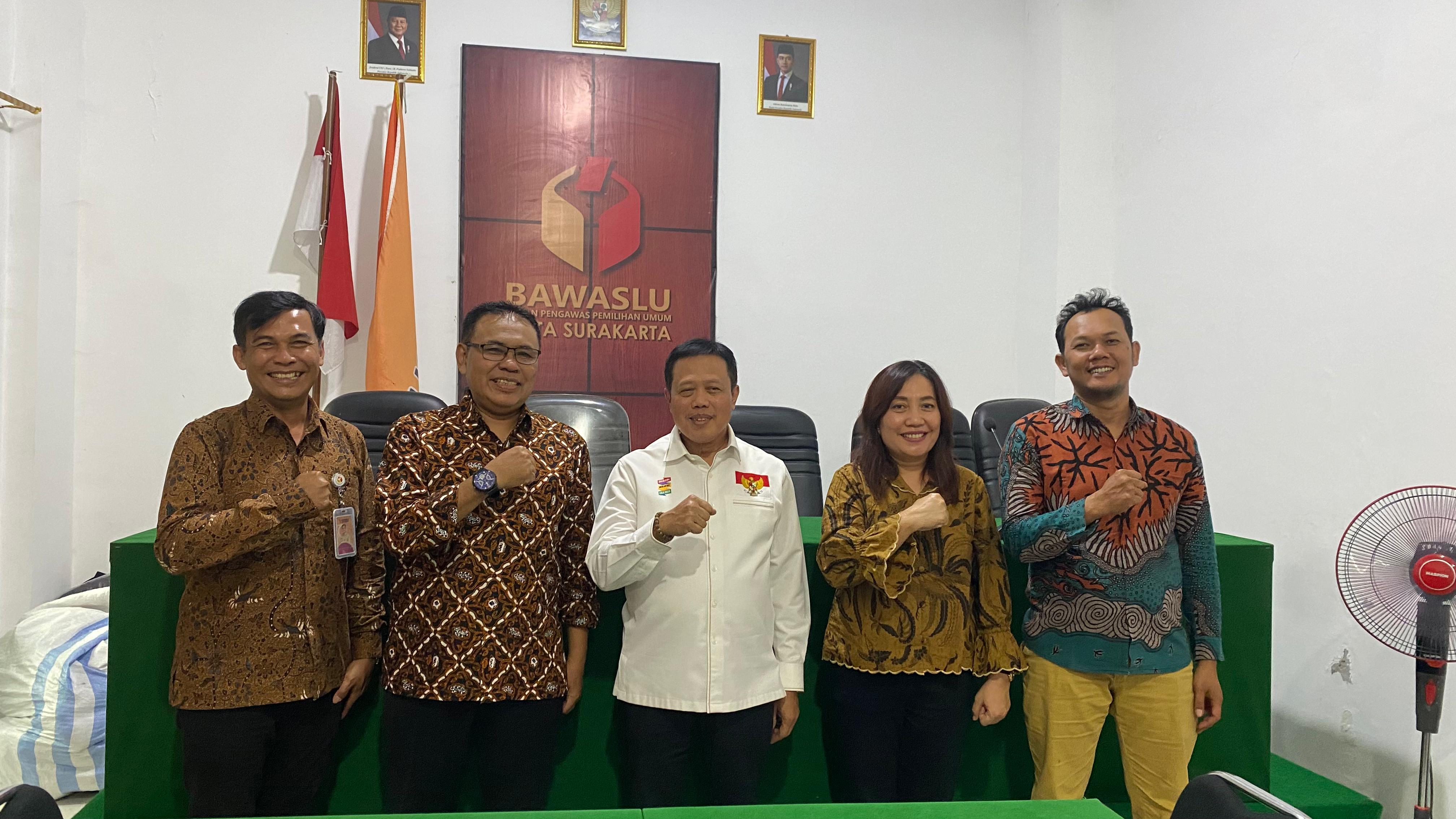 foto bersama Mohammad Toha dengan Anggota Bawaslu dan Koordinator Sekretariat Bawaslu Kota Surakarta saat kunker di Solo