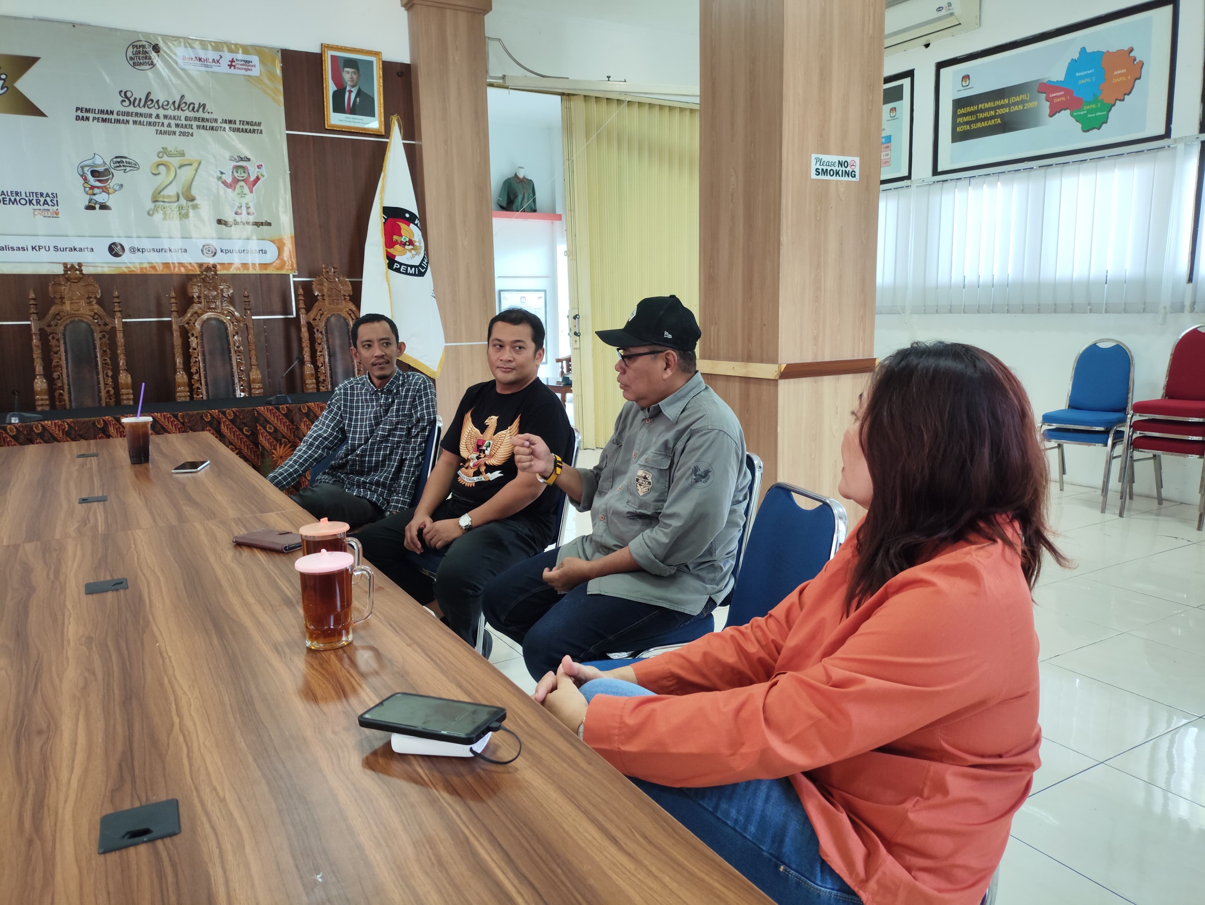 Agus Sulistyo saat koordinasi dengan Ketua dan Anggota KPU Kota Surakarta