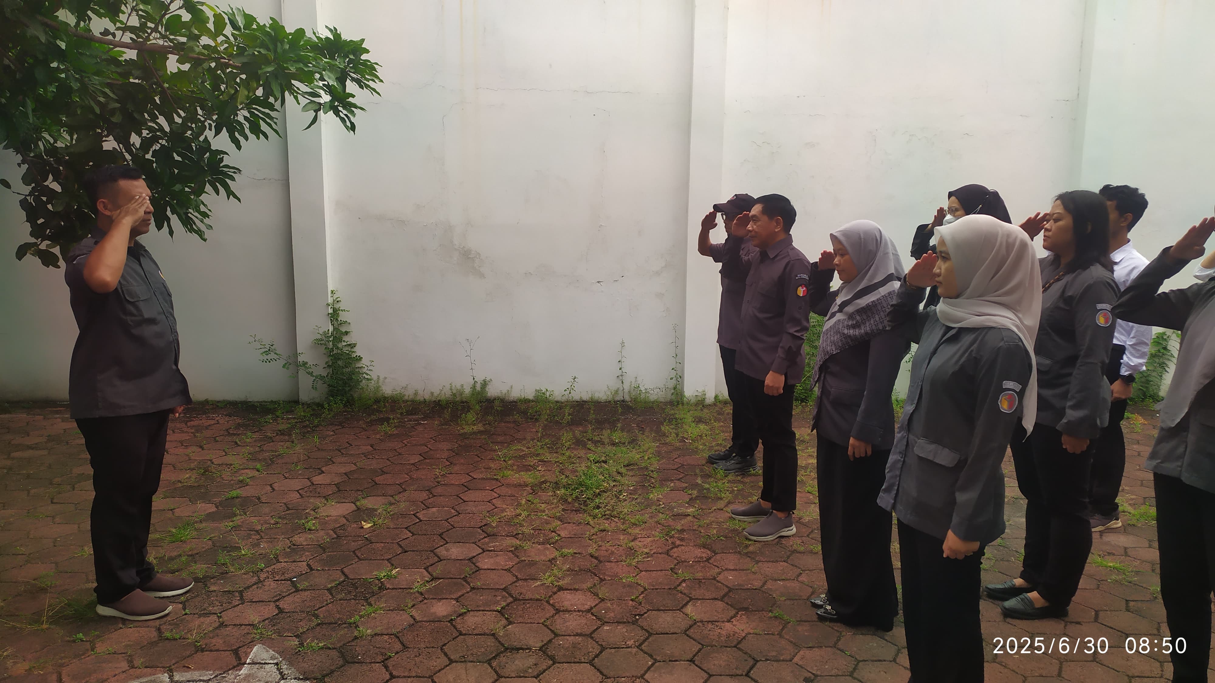 Rafi, Koordinator Sekretariat Bawaslu Kota Surakarta saat memimpin apel rutin mingguan