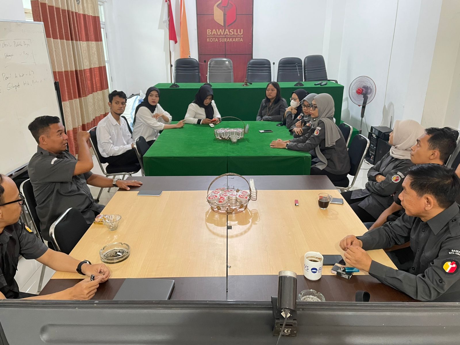 rapat rutin mingguan Bawaslu Kota Surakarta