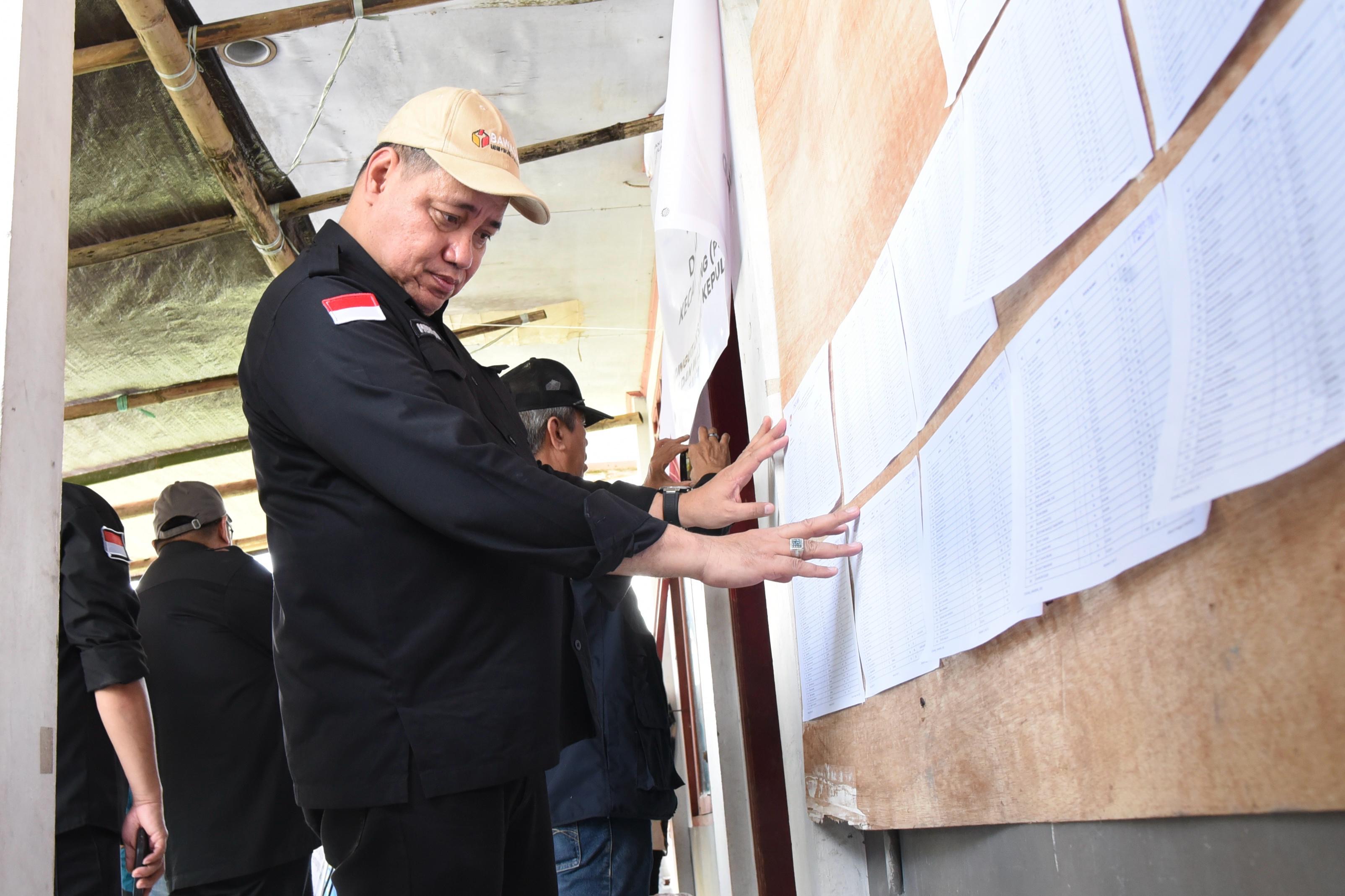 Anggota Bawaslu Herwyn JH Malonda saat mengawasi PSU Pemilihan Bupati dan Wakil Bupati Kepulauan Talaud Tahun 2024, di TPS 001 Desa Bulude, Desa Essang dan Desa Maririk, Kecamatan Essang, Kabupaten Kepulauan Talaud, Rabu (9/4/2025).