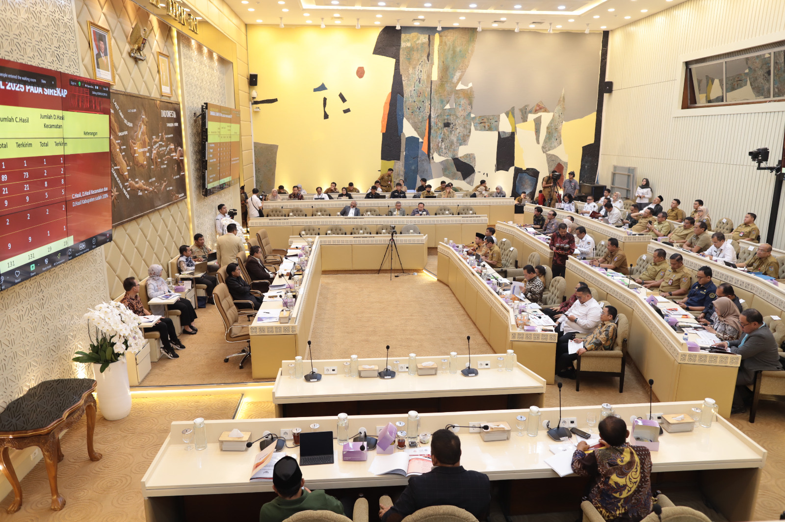 Suasana Rapat Dengar Pendapat (RDP) antara DPR RI bersama Bawaslu, KPU, DKPP, dan Kemendagri pada Senin (5/5/2025).