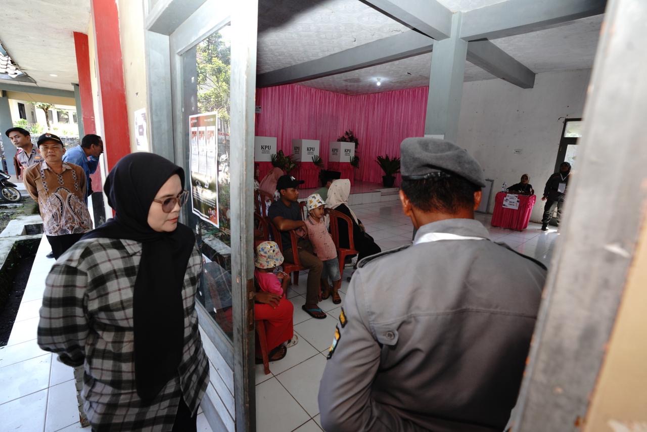 Anggota Bawaslu Lolly Suhenty saat bersama Linmas memantau TPS 1 Desa Cipakat Kabupaten Tasikmalaya, Sabtu (19/4/2025).
