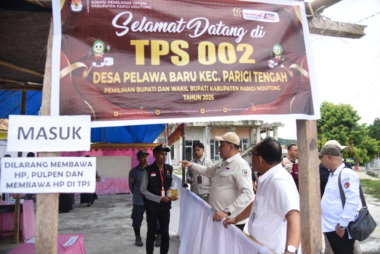 Anggota Bawaslu Herwyn JH Malonda saat ada di TPS lokasi khusus 901 Desa Olaya, Kecamatan Parigi, Sulteng, Rabu (16/4/2025).