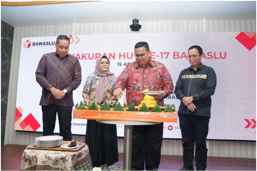 Pemotongan tumpeng sebagai simbolis Tasyakuran HUT ke-17 Bawaslu, Selasa (15/4/2025).