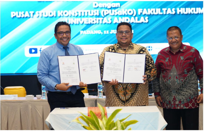 Ketua Bawaslu Rahmat Bagja saat Penandatangan Nota Kesepahaman Bawaslu dan Pusat Studi Konstitusi Fakultas Hukum Universitas Andalas di Padang, Jumat (11/7/2025).