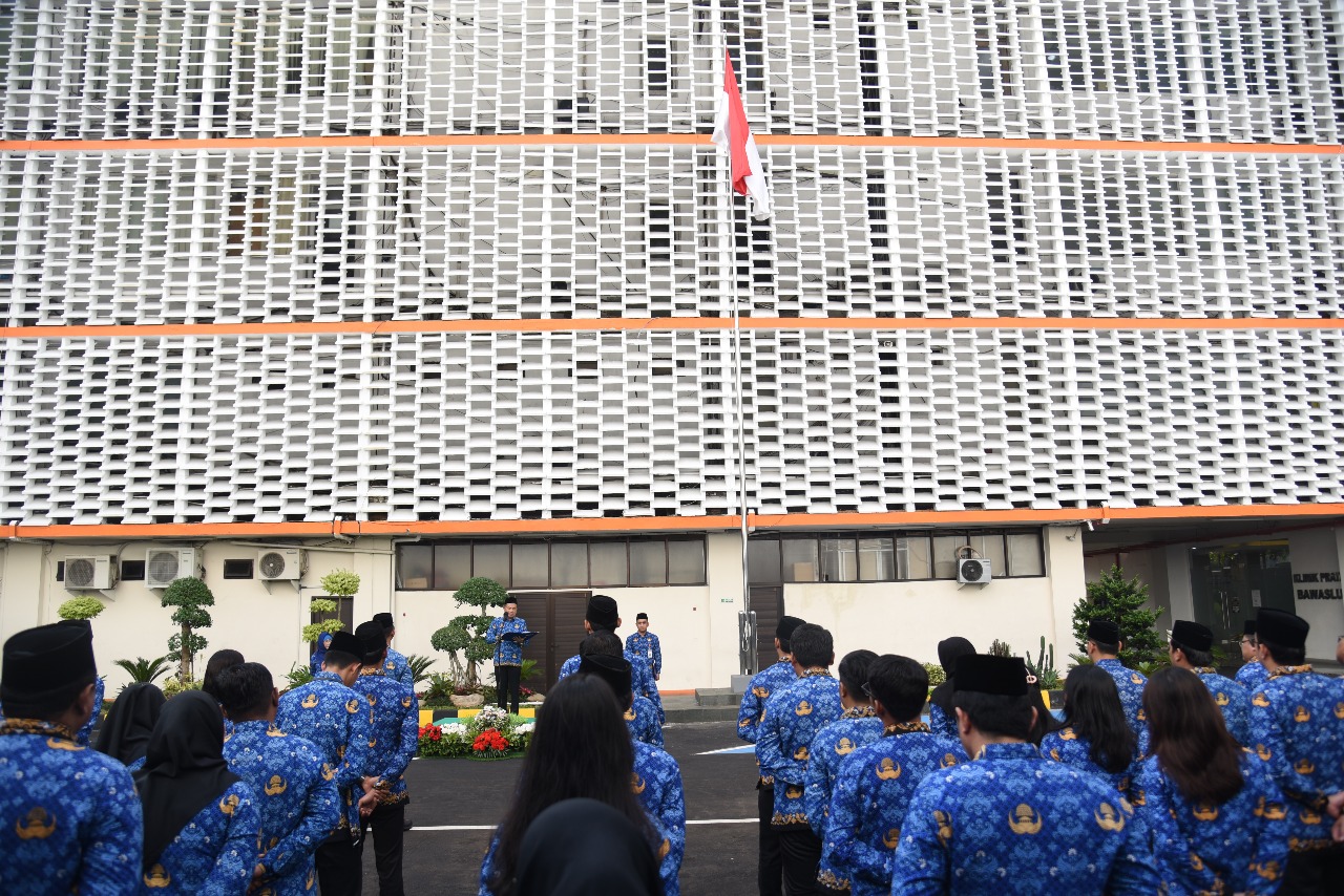 Sekretaris Jenderal Bawaslu Ichsan Fuady sebagai pemimpin upacara saat membacakan sambutannya di Lapangan Bawaslu RI, Jakarta, Selasa (20/5/2025)