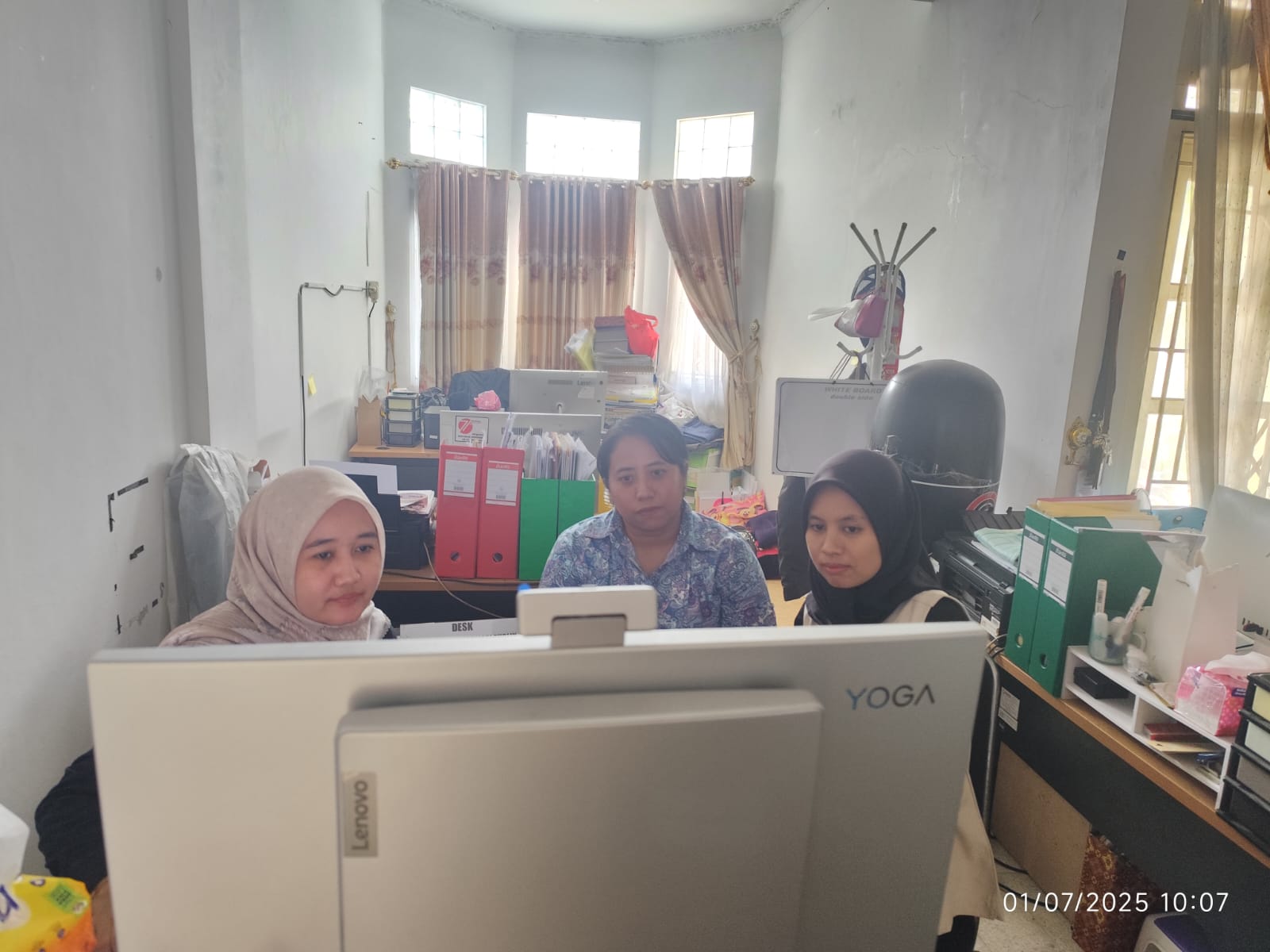 staf Pusdatin Bawaslu saat lakukan monitoring dan evaluasi website Bawaslu Kota Surakarta hasil unifikasi