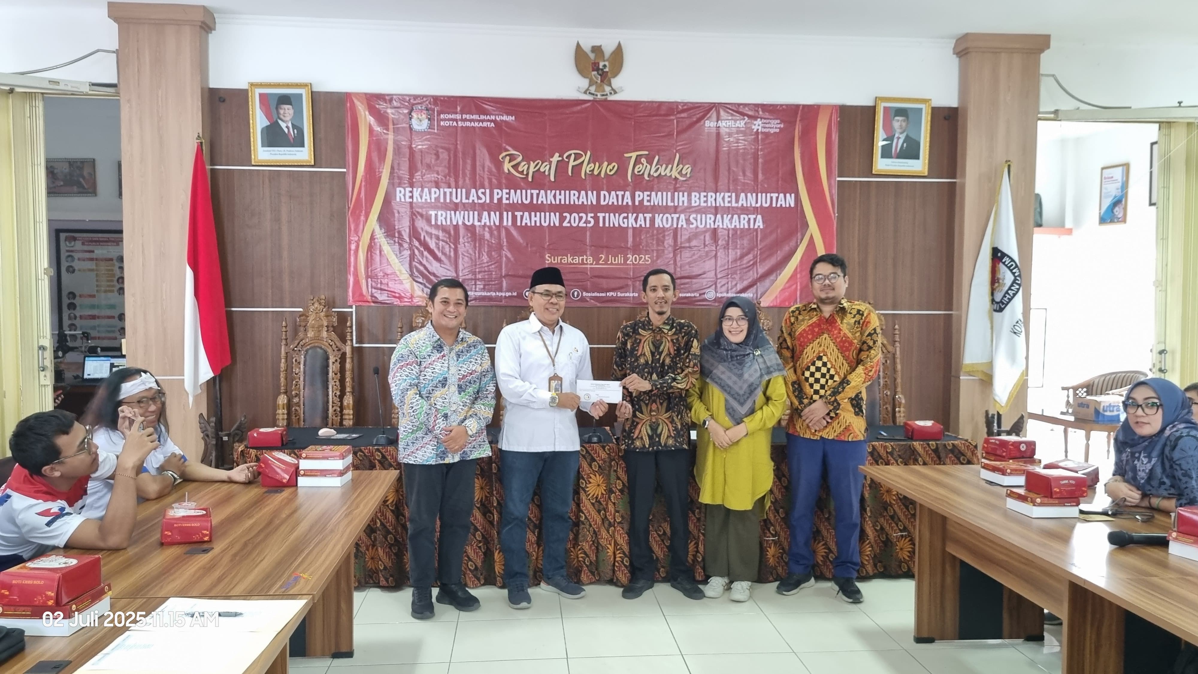 Agus Sulistyo, Kordiv P2H Bawaslu Solo saat menyampaikan saran perbaikan kepada KPU Kota Surakarta