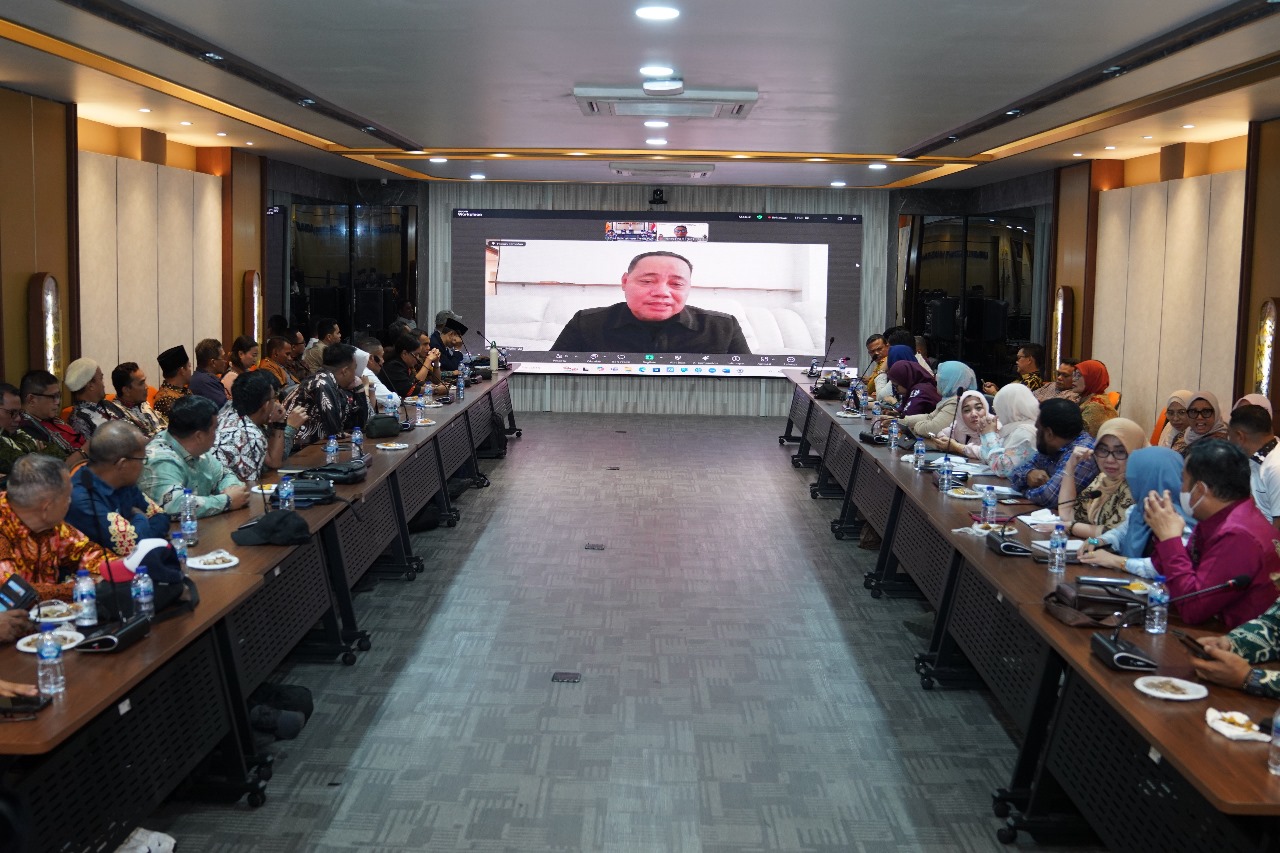 Anggota Bawaslu Herwyn JH Malonda saat memberikan arahan dalam rapat penyusunan Daftar Inventarisasi Masalah (DIM) sejumlah Peraturan Bawaslu (Perbawaslu) yang berkaitan dengan sumber daya manusia (SDM) pengawas pemilu secara daring, Rabu (2/7/2025)/Foto: Publikasi dan Pemberitaan Bawaslu